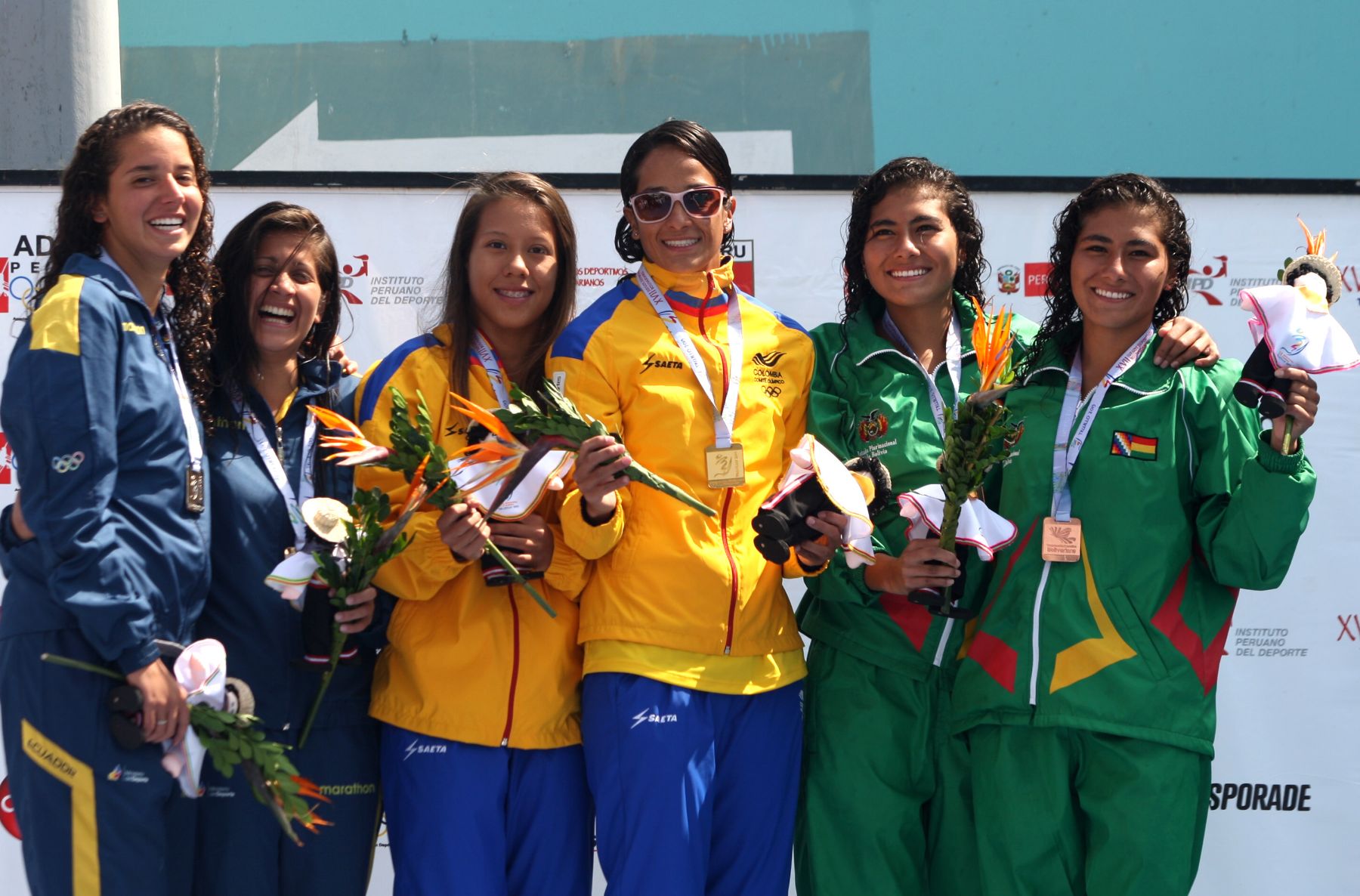 LURIN. 25 DE NOVIEMBRE.Venezuela y Colombia conquistaron medallas de oro en la modalidad de trampolín sincronizado de tres metros en clavados, en la categoría damas y caballeros, respectivamente, en los XVII Juegos Bolivarianos.Foto: ANDINA/Hector Vinces