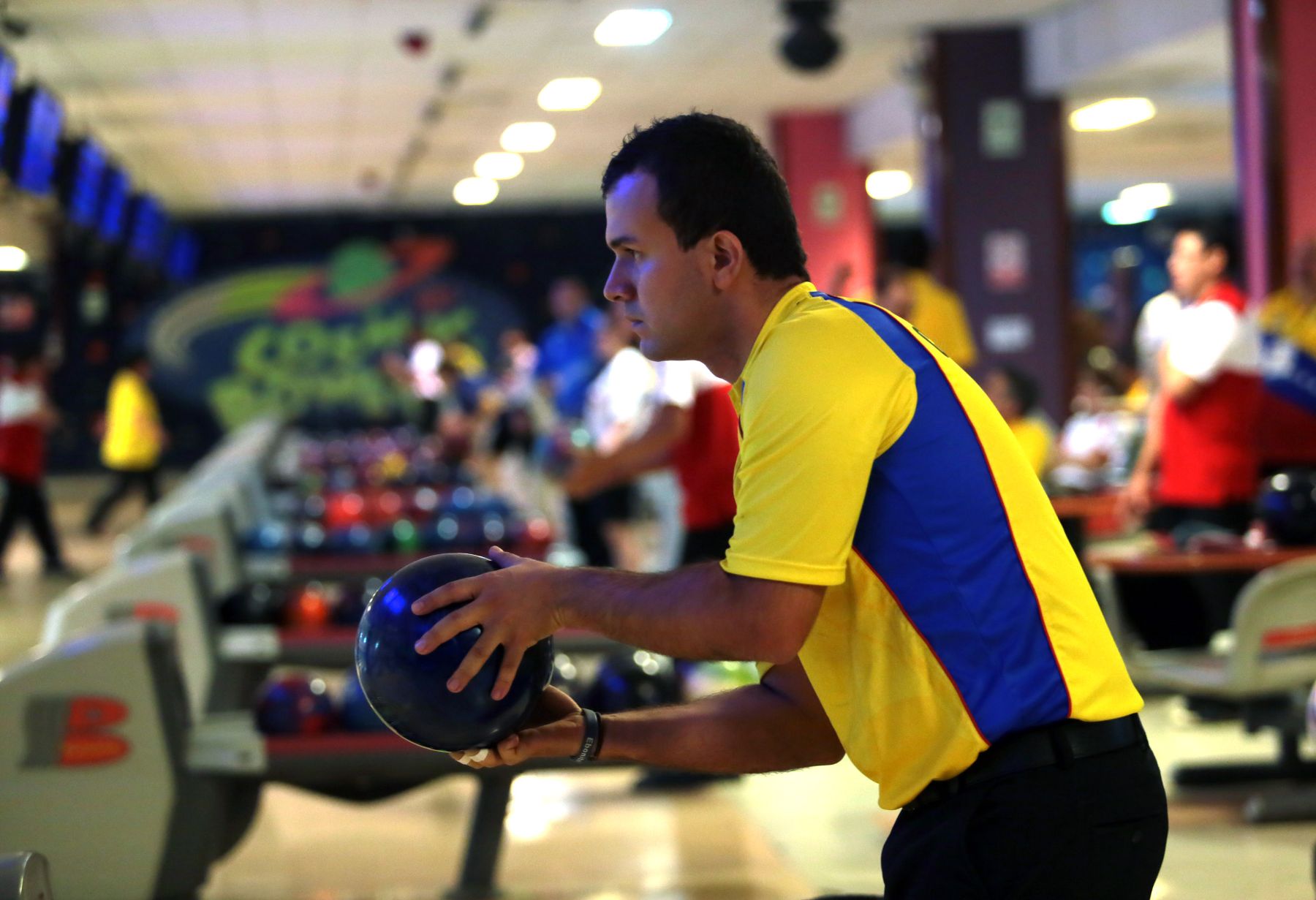 LIMA, PERÚ - NOVIEMBRE 26. Competencia de Boliche en el Bowling del  Centro Comercial Larcomar por los XVII Juegos Deportivos Bolivarianos. Foto: ANDINA/Carlos Lezama