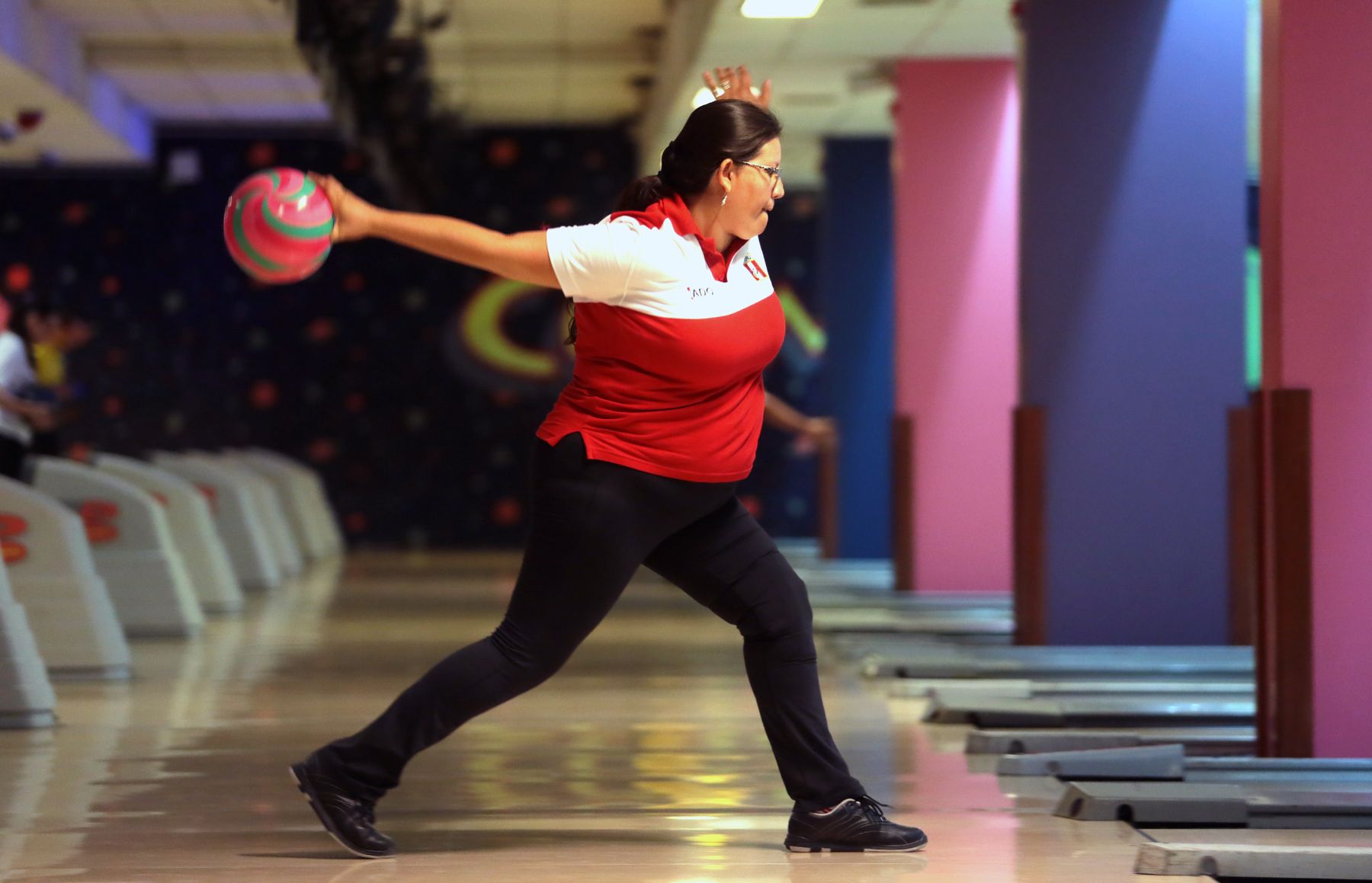 LIMA, PERÚ - NOVIEMBRE 26. Competencia de Boliche en el Bowling del  Centro Comercial Larcomar por los XVII Juegos Deportivos Bolivarianos. Foto: ANDINA/Carlos Lezama