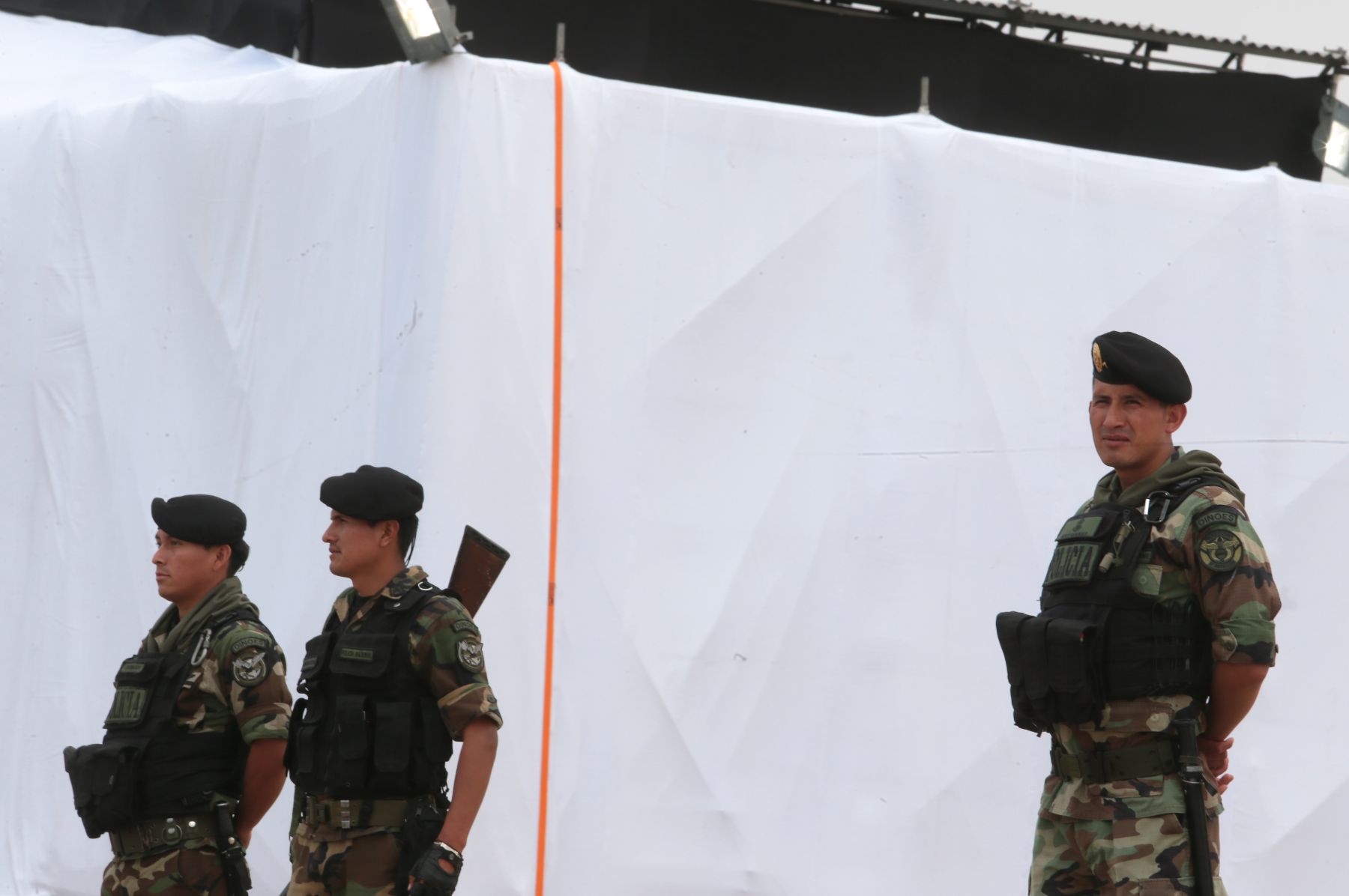 PARACAS,PERÚ,NOVIEMBRE 27.Medidas de seguridad en la 51 edición de CADE Ejecutivos - CADE 2013 en Paracas, Pisco, cuyo lema es "Renovando el Espíritu de Paracas", y reunirá a unos 1,000 empresarios de todo el país.Foto: ANDINA/Carlos Lezama
