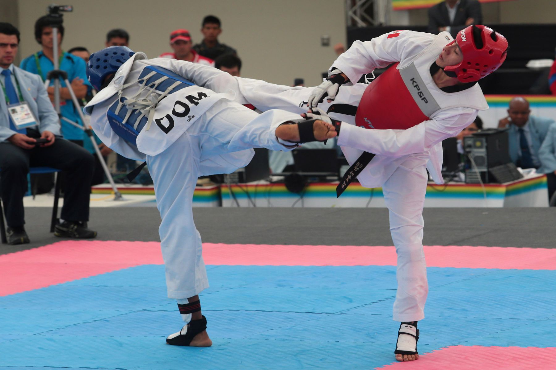 TRUJILLO, PERÚ - NOVIEMBRE 27.Dominicano Moisés Hernández y el peruano Jeancarlo León durante la pelea por la medalla de oro por los XVII Juegos Deportivos Bolivarianos. Foto: ANDINA/Jack Ramón