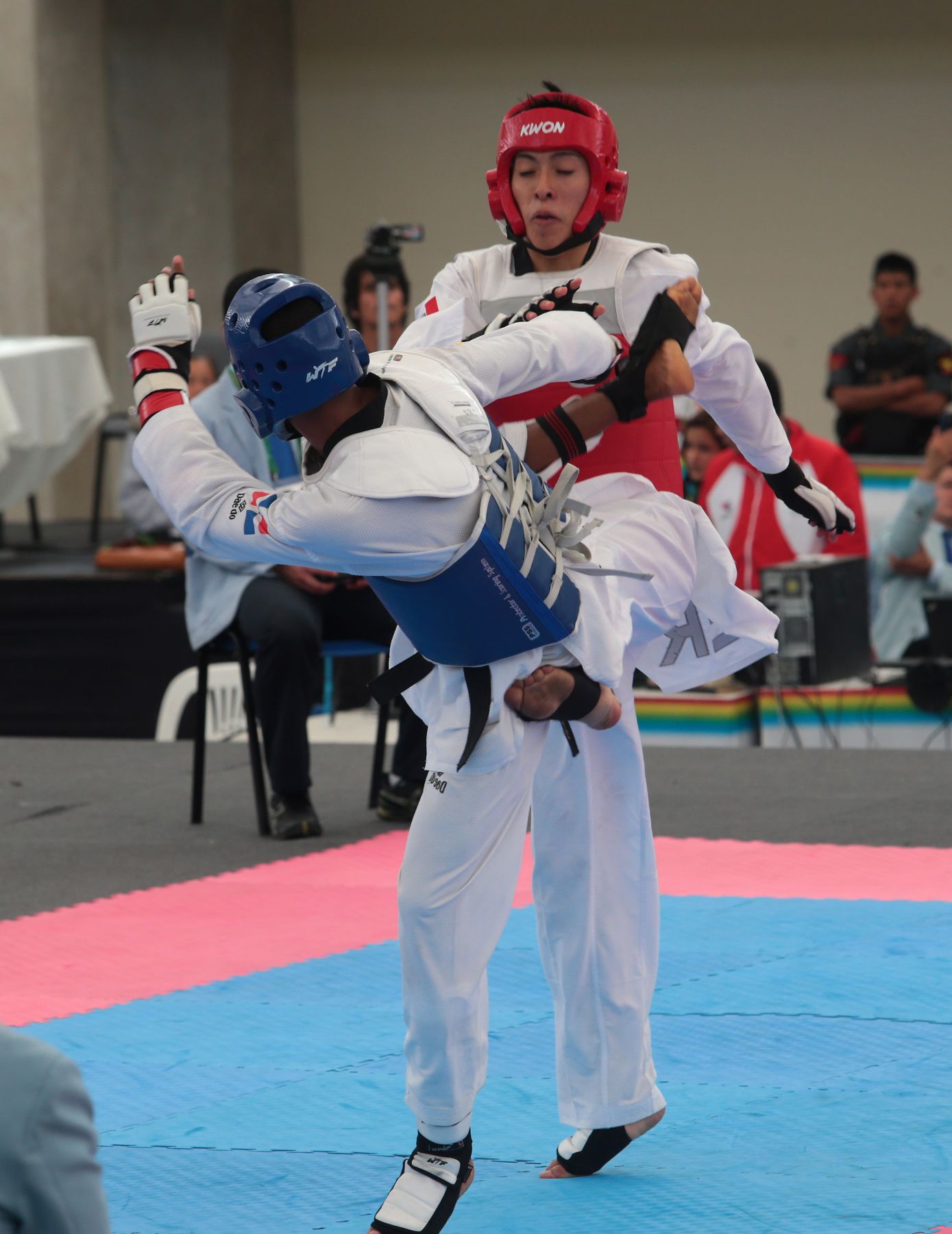 TRUJILLO, PERÚ - NOVIEMBRE 27.Dominicano Moisés Hernández y el peruano Jeancarlo León durante la pelea por la medalla de oro por los XVII Juegos Deportivos Bolivarianos. Foto: ANDINA/Jack Ramón
