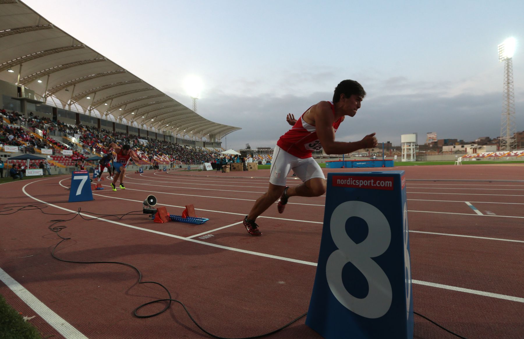 TRUJILLO, PERÚ - NOVIEMBRE 27.Atletas durante competencia de 400 metros con vallas en los XVII Juegos Deportivos Bolivarianos. Foto: ANDINA/Jack Ramón