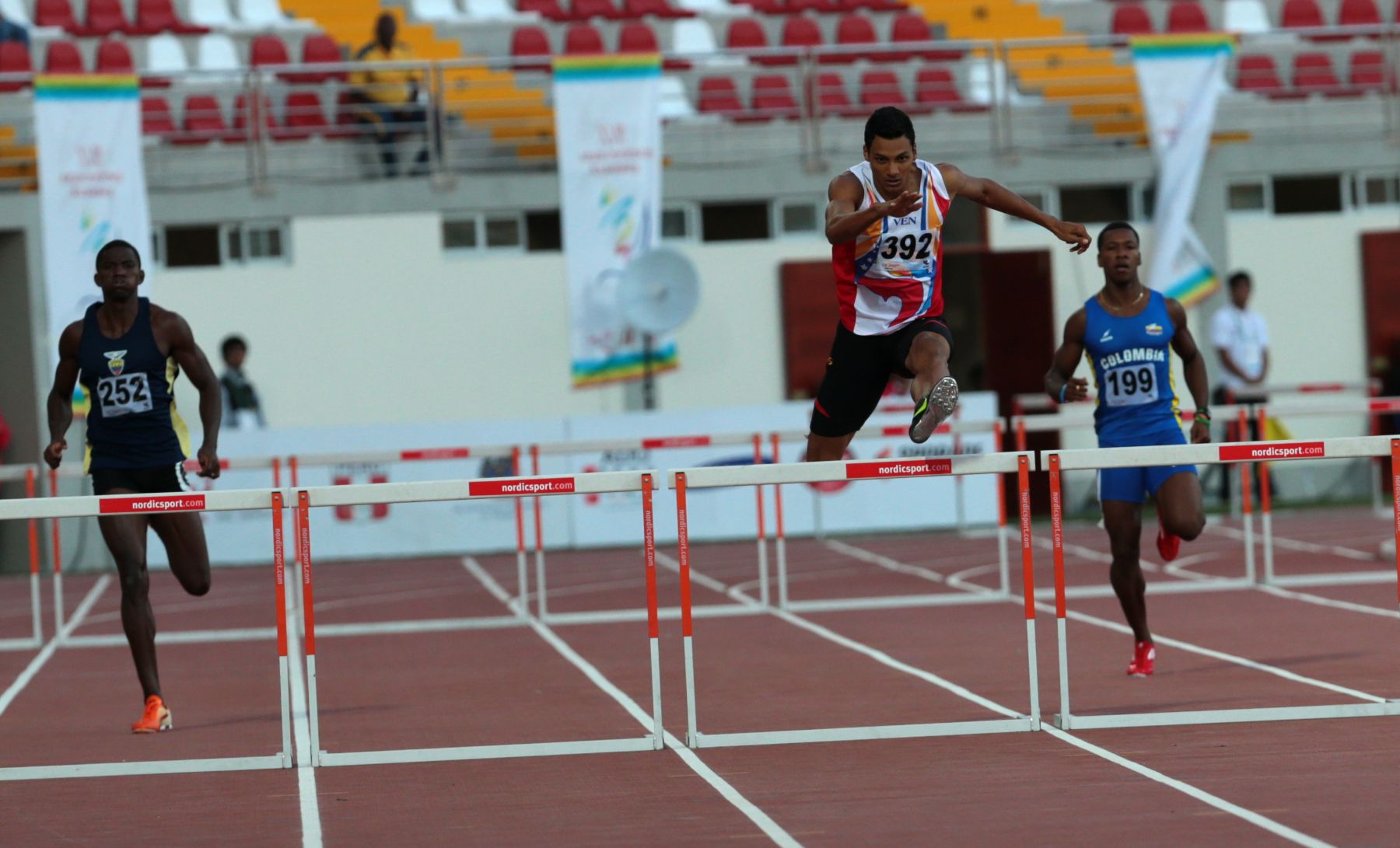TRUJILLO, PERÚ - NOVIEMBRE 27.Atletas durante competencia de 400 metros con vallas en los XVII Juegos Deportivos Bolivarianos. Foto: ANDINA/Jack Ramón