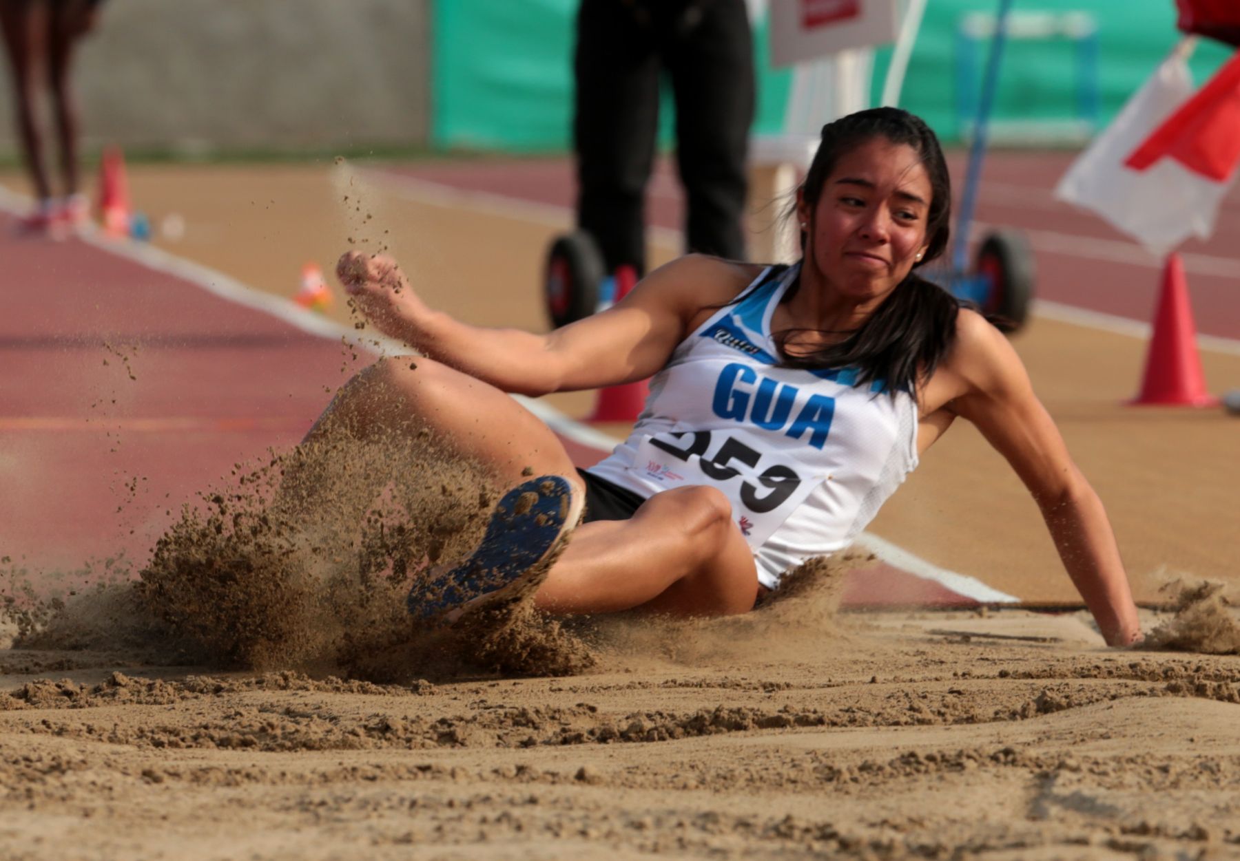 TRUJILLO, PERÚ - NOVIEMBRE 27.Atletas durante competencia triple salto en los XVII Juegos Deportivos Bolivarianos. Foto: ANDINA/Jack Ramón