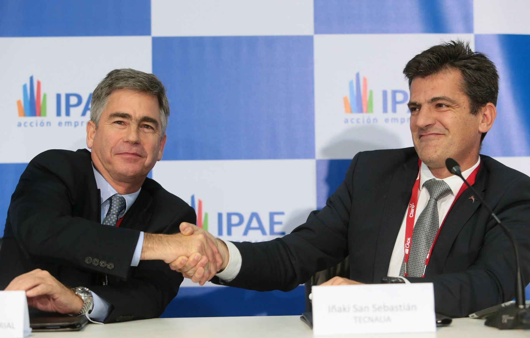 PARACAS,PERÚ,NOVIEMBRE 27.Gonzalo Aguirre, presidente del directorio de IPAE, acción empresarial y el Director de Tecnalia, Iñaki San Sebastián, suscriben convenio para impulsar servicios de innovación en el Perú en el CADE 2013.Foto: ANDINA/Carlos Lezama