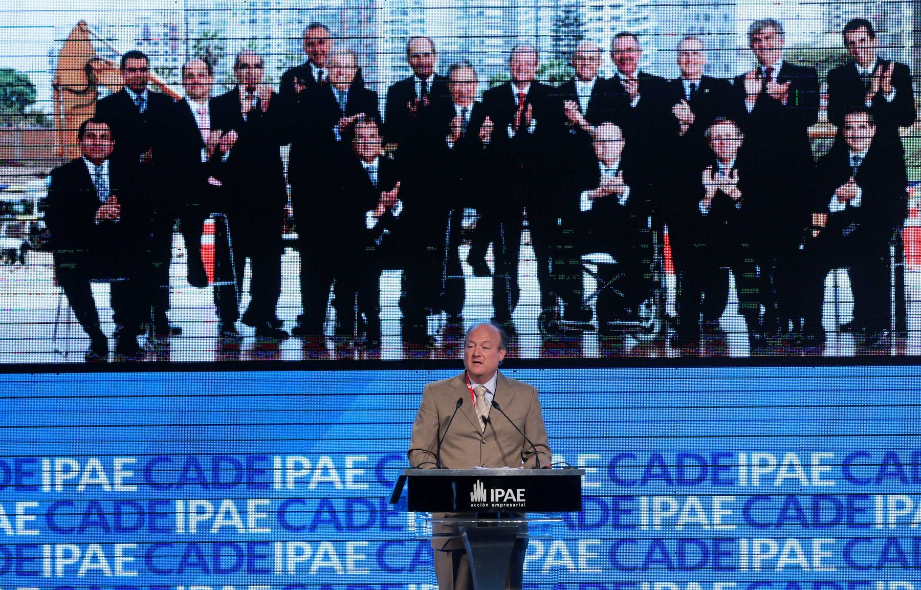 PARACAS,PERÚ,NOVIEMBRE 28.Eduardo Hochschild,presidente de Hochschild Mining, expone en el CADE 2013.Foto: ANDINA/Carlos Lezama