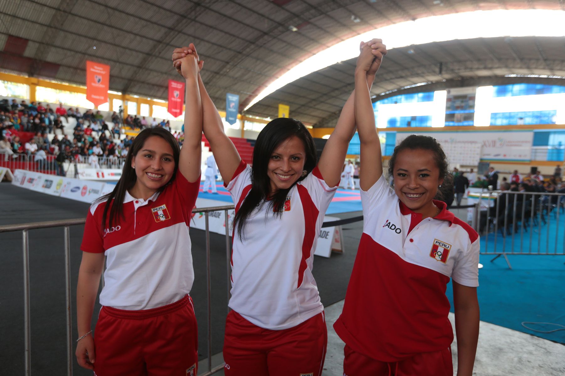 TRUJILLO,PERÚ-NOVIEMBRE 28.Karatecas peruanas Corina Rodriguez ,Saida Salcedo y Ingrid Aranda ganadoras de medalla de oro en Kata por equipo en los XVII Juegos Deportivos Bolivarianos. Foto: ANDINA/Jack Ramón