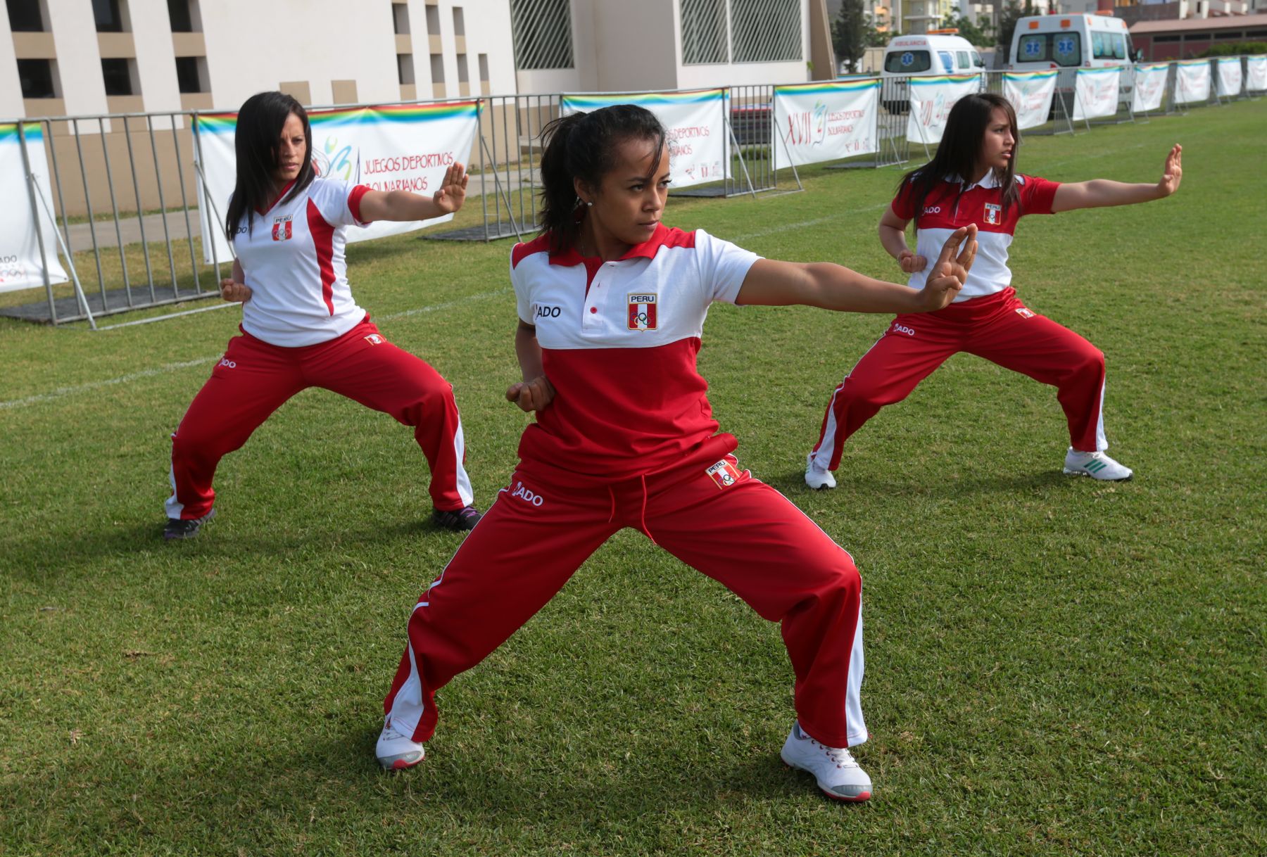 TRUJILLO,PERÚ-NOVIEMBRE 28.Karatecas peruanas Corina Rodriguez ,Saida Salcedo y Ingrid Aranda ganadoras de medalla de oro en Kata por equipo en los XVII Juegos Deportivos Bolivarianos. Foto: ANDINA/Jack Ramón