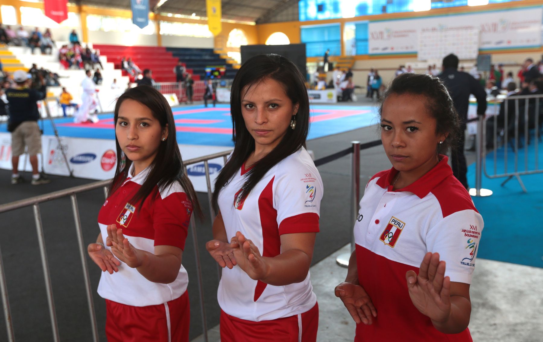 TRUJILLO,PERÚ-NOVIEMBRE 28.Karatecas peruanas Corina Rodriguez ,Saida Salcedo y Ingrid Aranda ganadoras de medalla de oro en Kata por equipo en los XVII Juegos Deportivos Bolivarianos. Foto: ANDINA/Jack Ramón