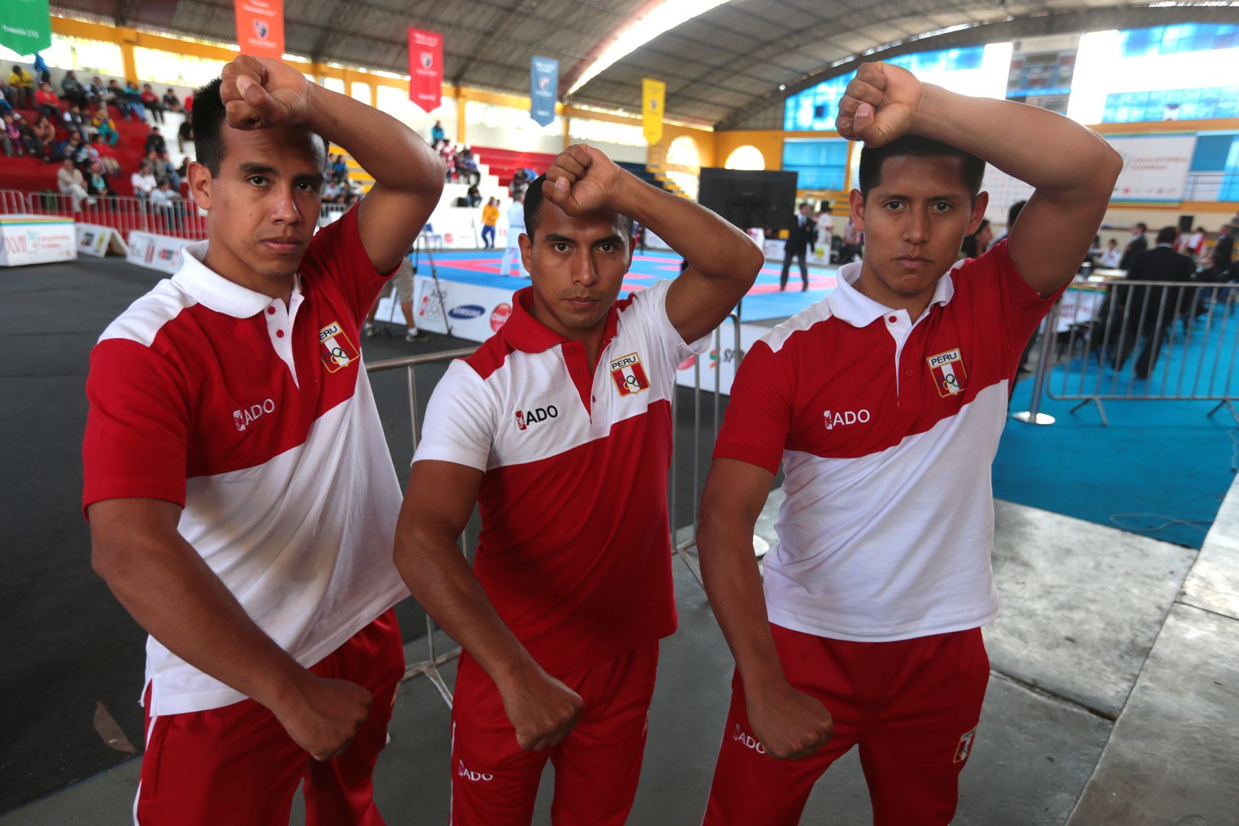 TRUJILLO,PERÚ-NOVIEMBRE 28.Karatecas peruanos,Jhon Trebejo,Oliver del Castillo y Jimmy Moreno,ganadoras de medalla de oro en Kata por equipo en los XVII Juegos Deportivos Bolivarianos. Foto: ANDINA/Jack Ramón
