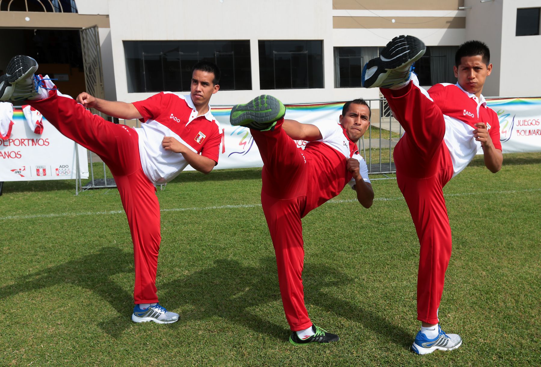 TRUJILLO,PERÚ-NOVIEMBRE 28.Karatecas peruanos,Jhon Trebejo,Oliver del Castillo y Jimmy Moreno,ganadoras de medalla de oro en Kata por equipo en los XVII Juegos Deportivos Bolivarianos. Foto: ANDINA/Jack Ramón
