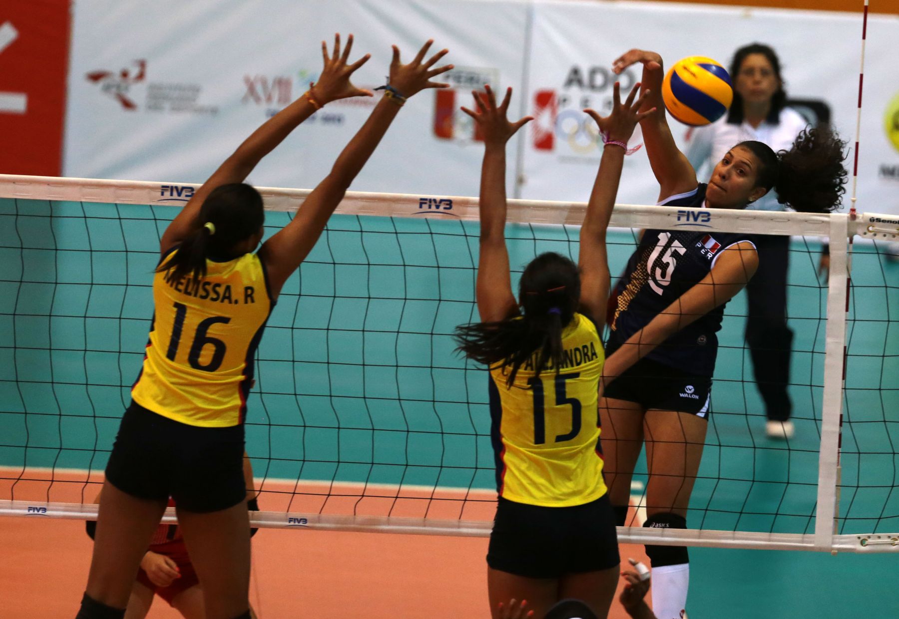 TRUJILLO,PERÚ-NOVIEMBRE 28.Selección peruana sub 23 de vóley  derroto a su similar de Colombia por 3 a 0  en los XVII Juegos Deportivos Bolivarianos. Foto: ANDINA/Jack Ramón