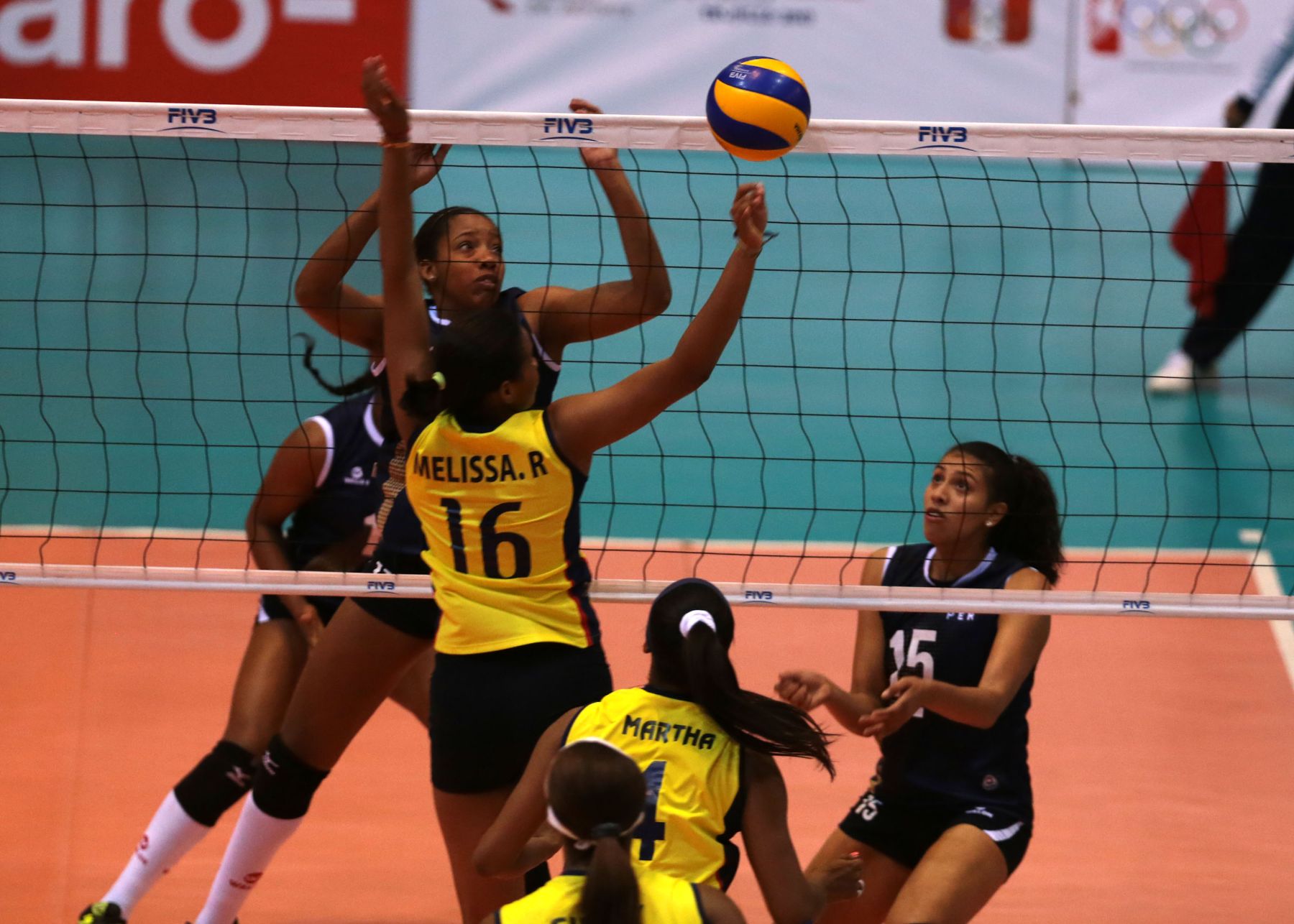 TRUJILLO,PERÚ-NOVIEMBRE 28.Selección peruana sub 23 de vóley  derroto a su similar de Colombia por 3 a 0  en los XVII Juegos Deportivos Bolivarianos. Foto: ANDINA/Jack Ramón