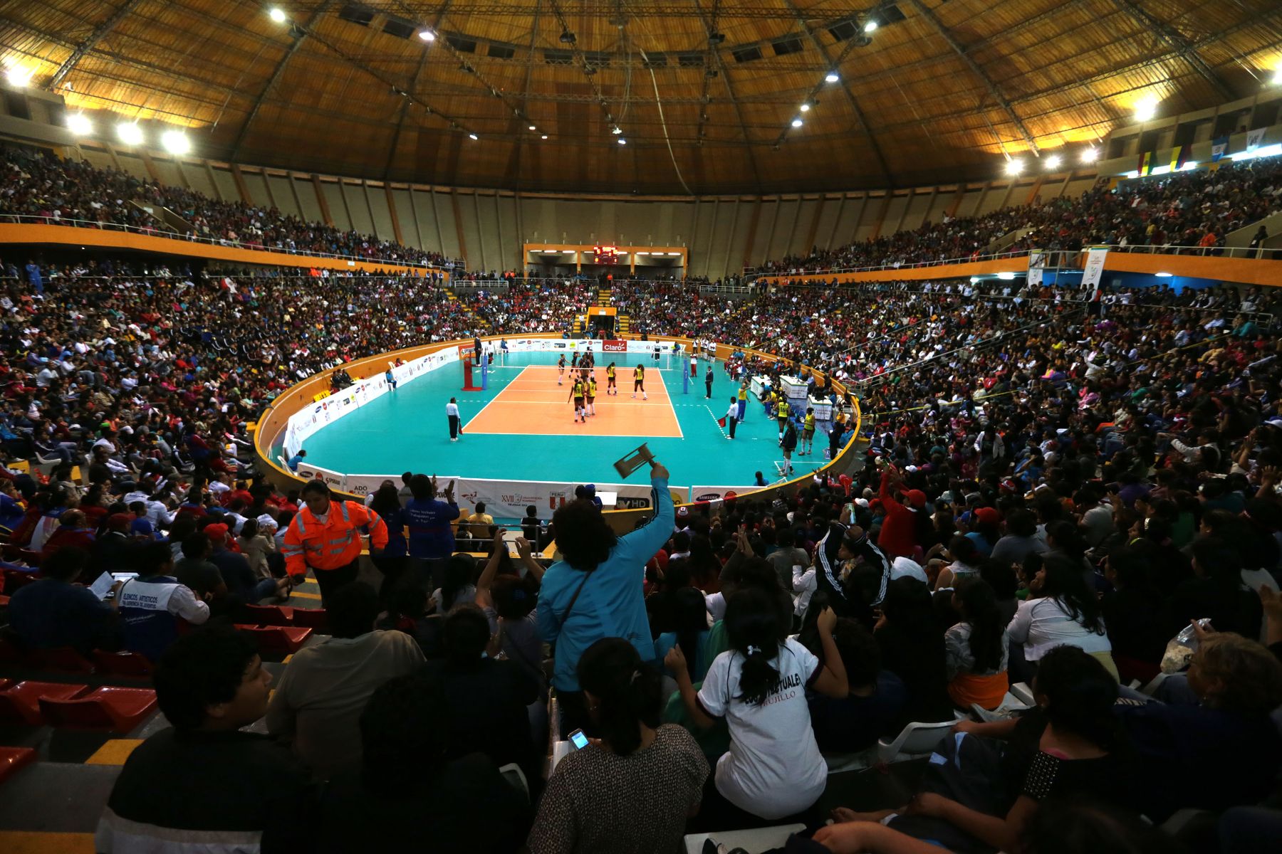 TRUJILLO,PERÚ-NOVIEMBRE 28.Selección peruana sub 23 de vóley  derroto a su similar de Colombia por 3 a 0  en los XVII Juegos Deportivos Bolivarianos. Foto: ANDINA/Jack Ramón