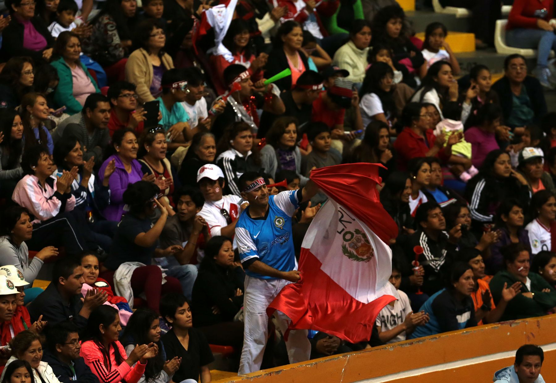 TRUJILLO,PERÚ-NOVIEMBRE 28.Selección peruana sub 23 de vóley  derroto a su similar de Colombia por 3 a 0  en los XVII Juegos Deportivos Bolivarianos. Foto: ANDINA/Jack Ramón
