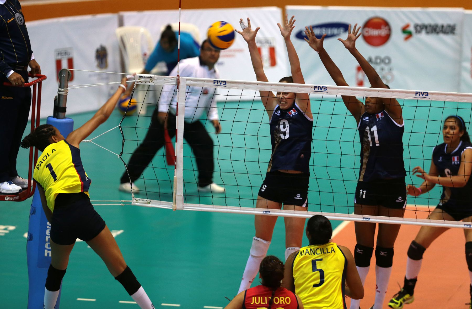 TRUJILLO,PERÚ-NOVIEMBRE 28.Selección peruana sub 23 de vóley  derroto a su similar de Colombia por 3 a 0  en los XVII Juegos Deportivos Bolivarianos. Foto: ANDINA/Jack Ramón