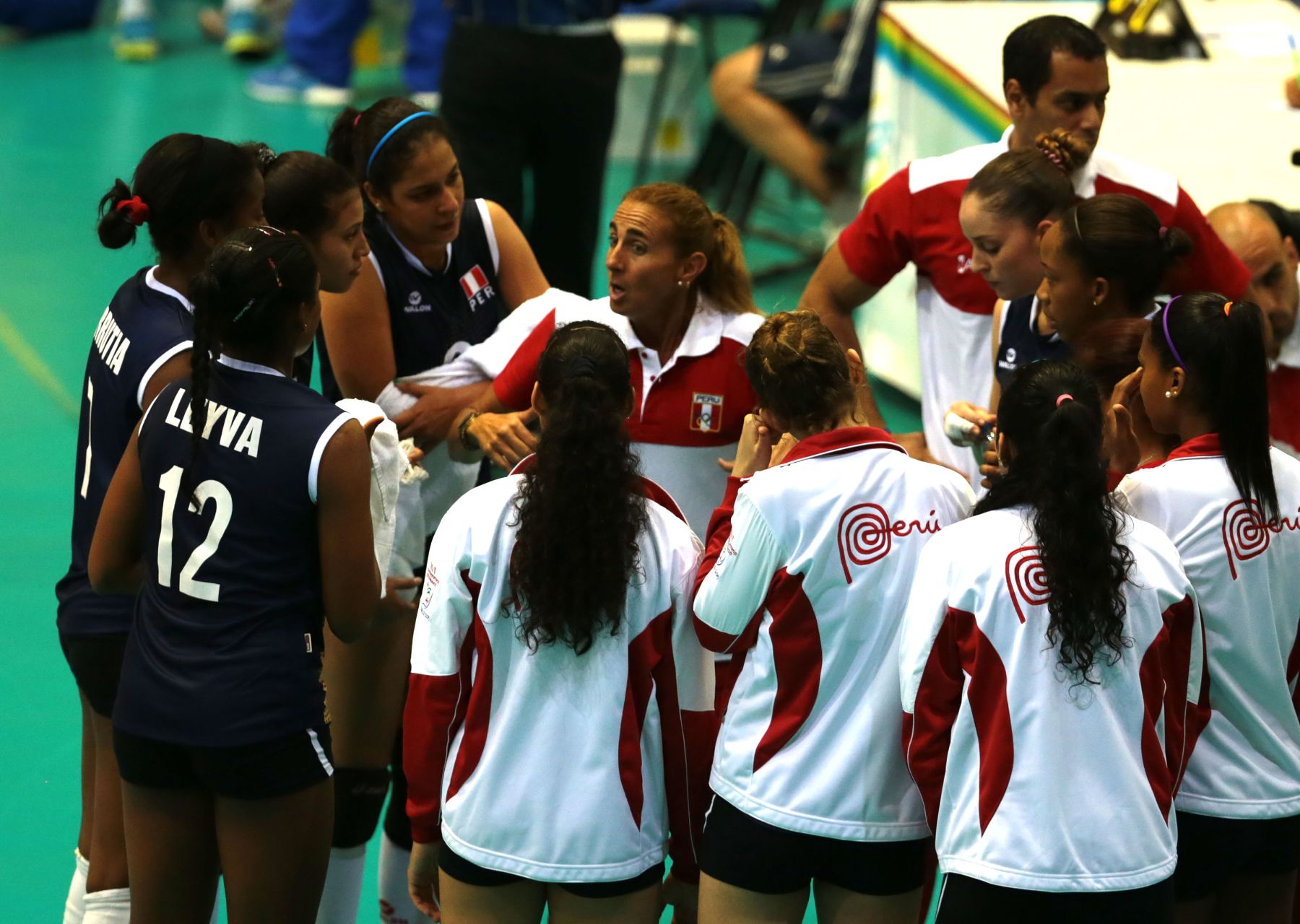 TRUJILLO,PERÚ-NOVIEMBRE 28.Selección peruana sub 23 de vóley  derroto a su similar de Colombia por 3 a 0  en los XVII Juegos Deportivos Bolivarianos. Foto: ANDINA/Jack Ramón