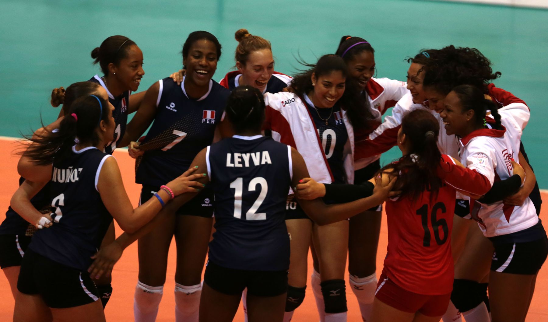 TRUJILLO,PERÚ-NOVIEMBRE 28.Selección peruana sub 23 de vóley  derroto a su similar de Colombia por 3 a 0  en los XVII Juegos Deportivos Bolivarianos. Foto: ANDINA/Jack Ramón