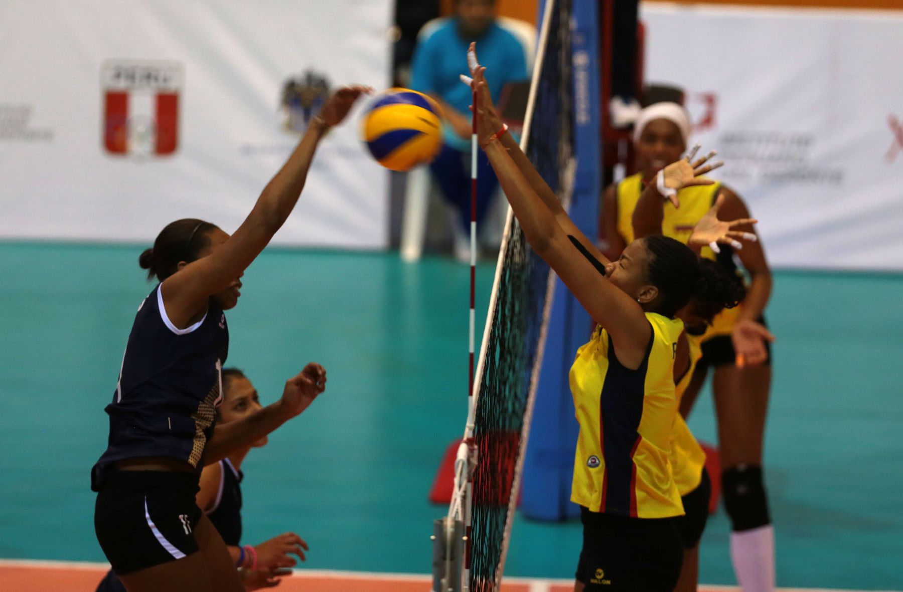 TRUJILLO,PERÚ-NOVIEMBRE 28.Selección peruana sub 23 de vóley  derroto a su similar de Colombia por 3 a 0  en los XVII Juegos Deportivos Bolivarianos. Foto: ANDINA/Jack Ramón