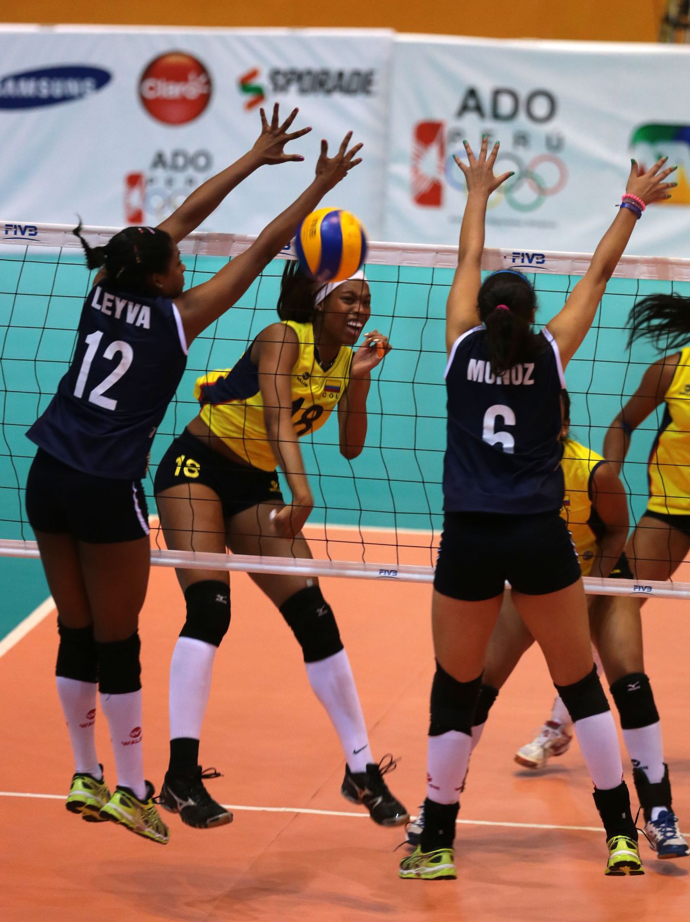 TRUJILLO,PERÚ-NOVIEMBRE 28.Selección peruana sub 23 de vóley  derroto a su similar de Colombia por 3 a 0  en los XVII Juegos Deportivos Bolivarianos. Foto: ANDINA/Jack Ramón