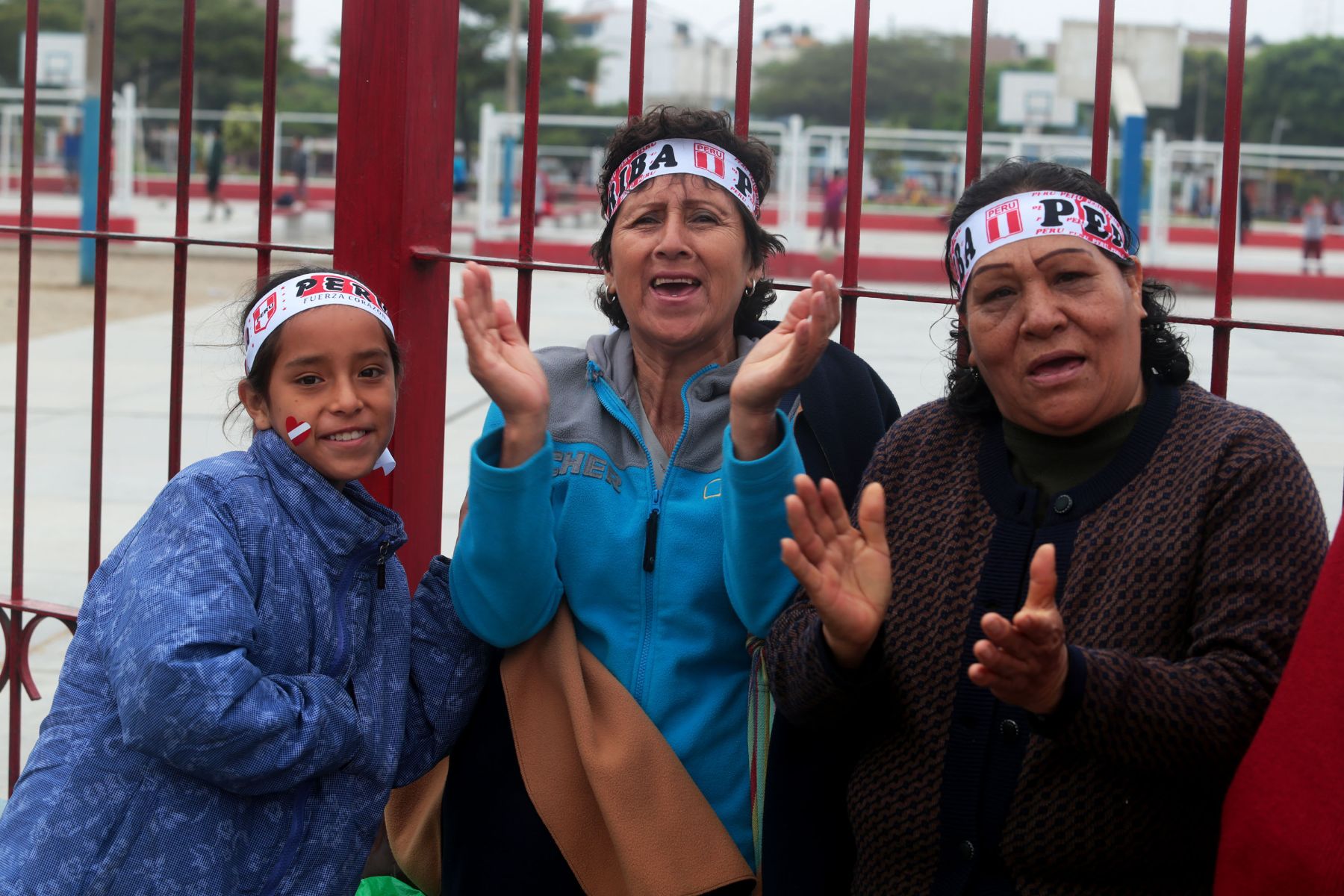 TRUJILLO,PERÚ-NOVIEMBRE 29.Trujillanos se amanecieron en las afueras del  coliseo Gran Chimú para ver el encuentro de vóley Perú contra Venezuela en los XVII Juegos Deportivos Bolivarianos. Foto: ANDINA/Jack Ramón