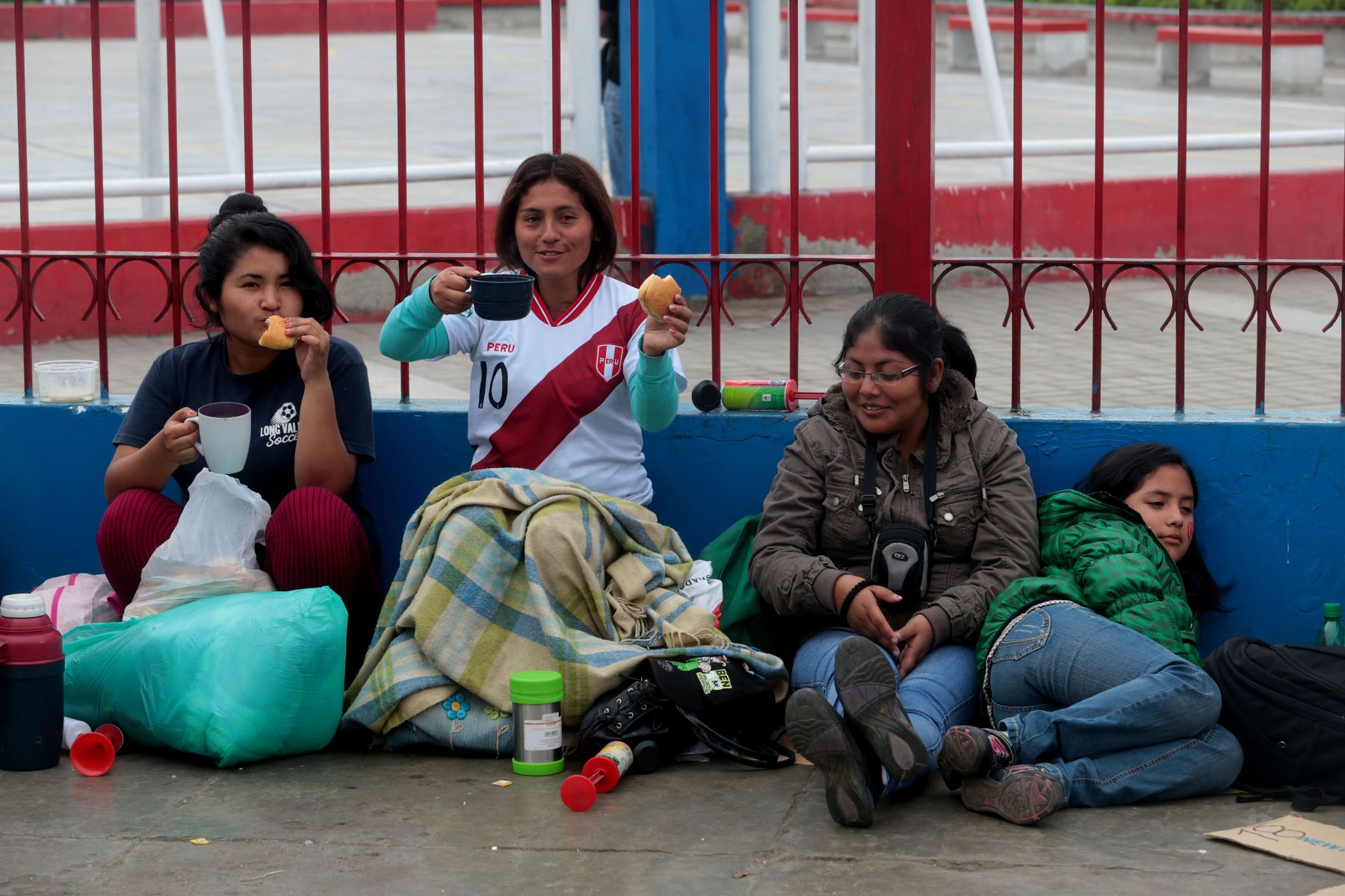 TRUJILLO,PERÚ-NOVIEMBRE 29.Trujillanos se amanecieron en las afueras del  coliseo Gran Chimú para ver el encuentro de vóley Perú contra Venezuela en los XVII Juegos Deportivos Bolivarianos. Foto: ANDINA/Jack Ramón