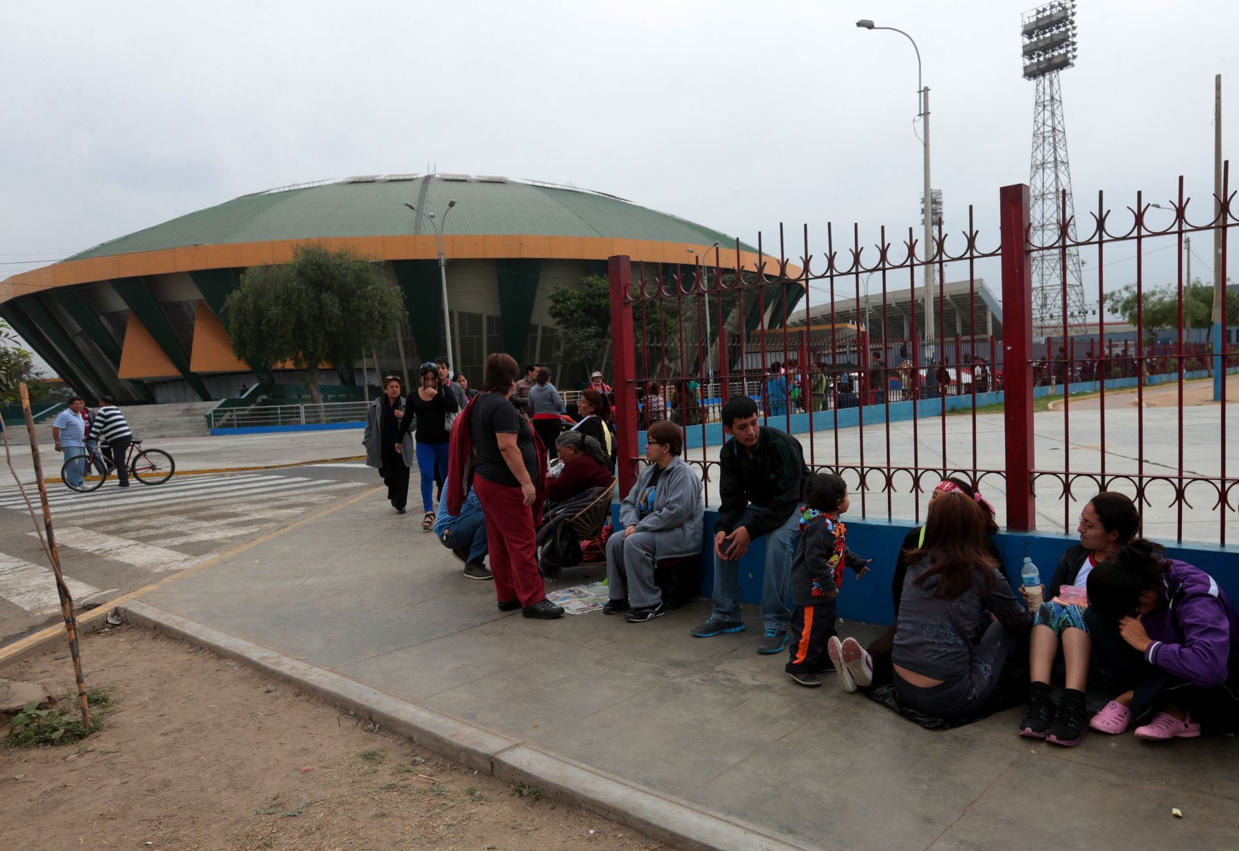 TRUJILLO,PERÚ-NOVIEMBRE 29.Trujillanos se amanecieron en las afueras del  coliseo Gran Chimú para ver el encuentro de vóley Perú contra Venezuela en los XVII Juegos Deportivos Bolivarianos. Foto: ANDINA/Jack Ramón