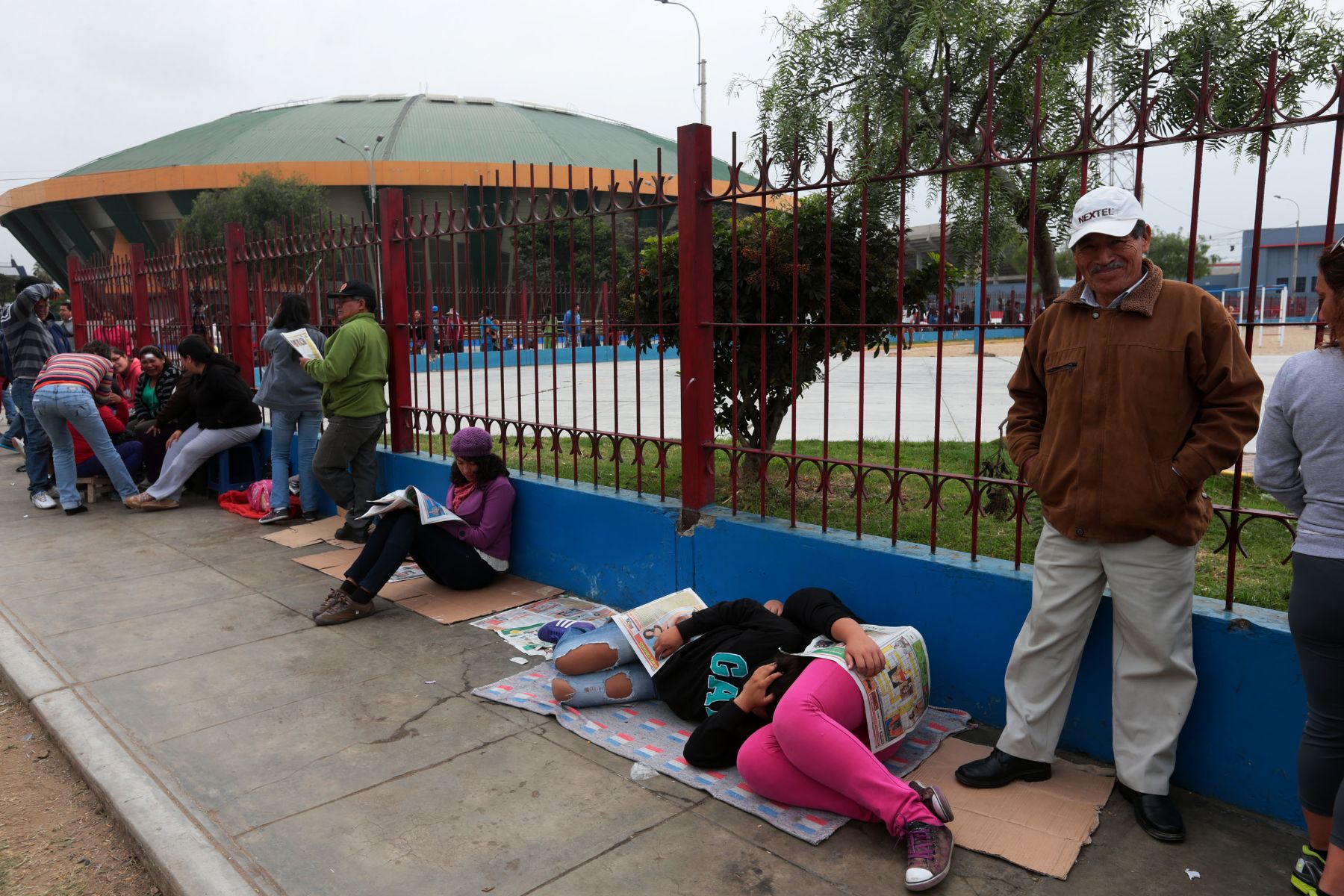 TRUJILLO,PERÚ-NOVIEMBRE 29.Trujillanos se amanecieron en las afueras del  coliseo Gran Chimú para ver el encuentro de vóley Perú contra Venezuela en los XVII Juegos Deportivos Bolivarianos. Foto: ANDINA/Jack Ramón