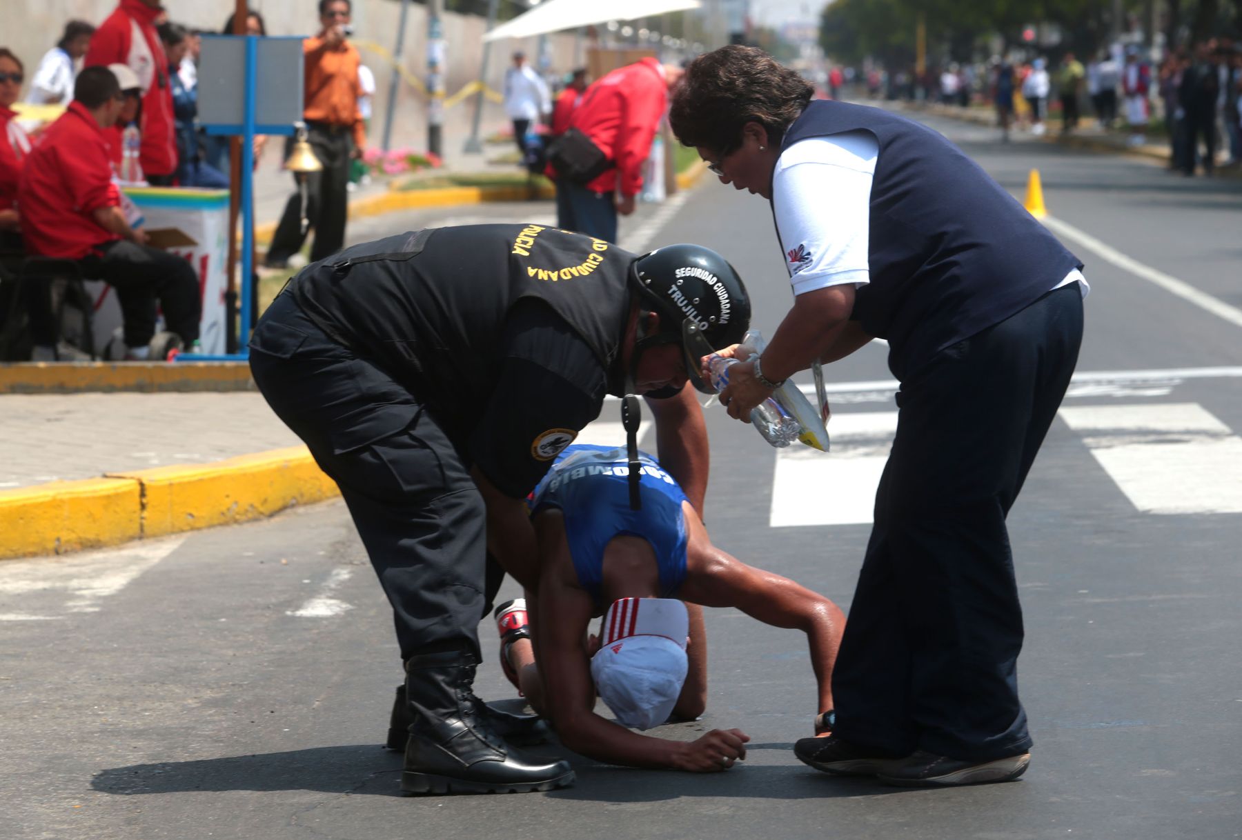 TRUJILLO,PERÚ-NOVIEMBRE 29.Marchistas quedan rendidos tras perseguir la ansiada  medalla de oro  en la disciplina marcha atlética 50 kilómetros en los XVII Juegos Deportivos Bolivarianos. Foto: ANDINA/Jack Ramón
