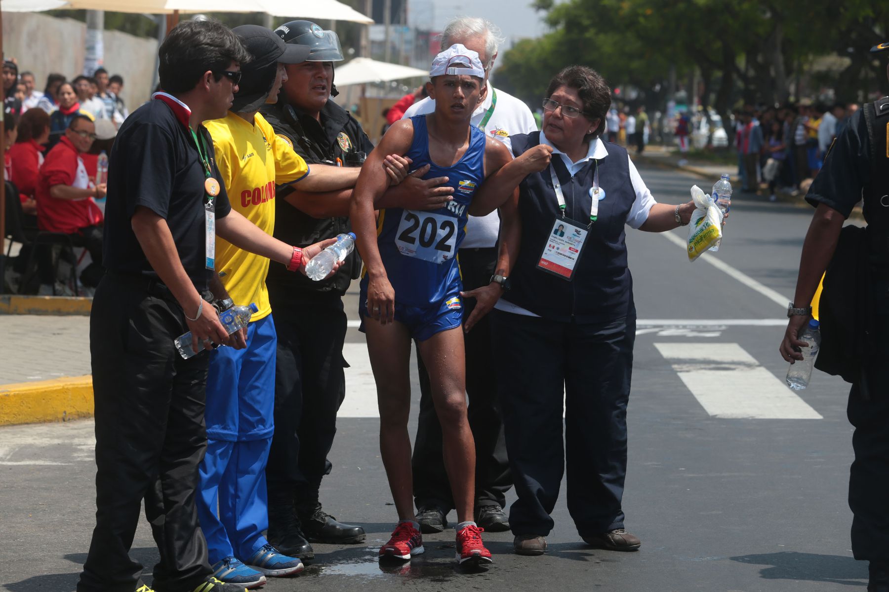 TRUJILLO,PERÚ-NOVIEMBRE 29.Marchistas quedan rendidos tras perseguir la ansiada  medalla de oro  en la disciplina marcha atlética 50 kilómetros en los XVII Juegos Deportivos Bolivarianos. Foto: ANDINA/Jack Ramón