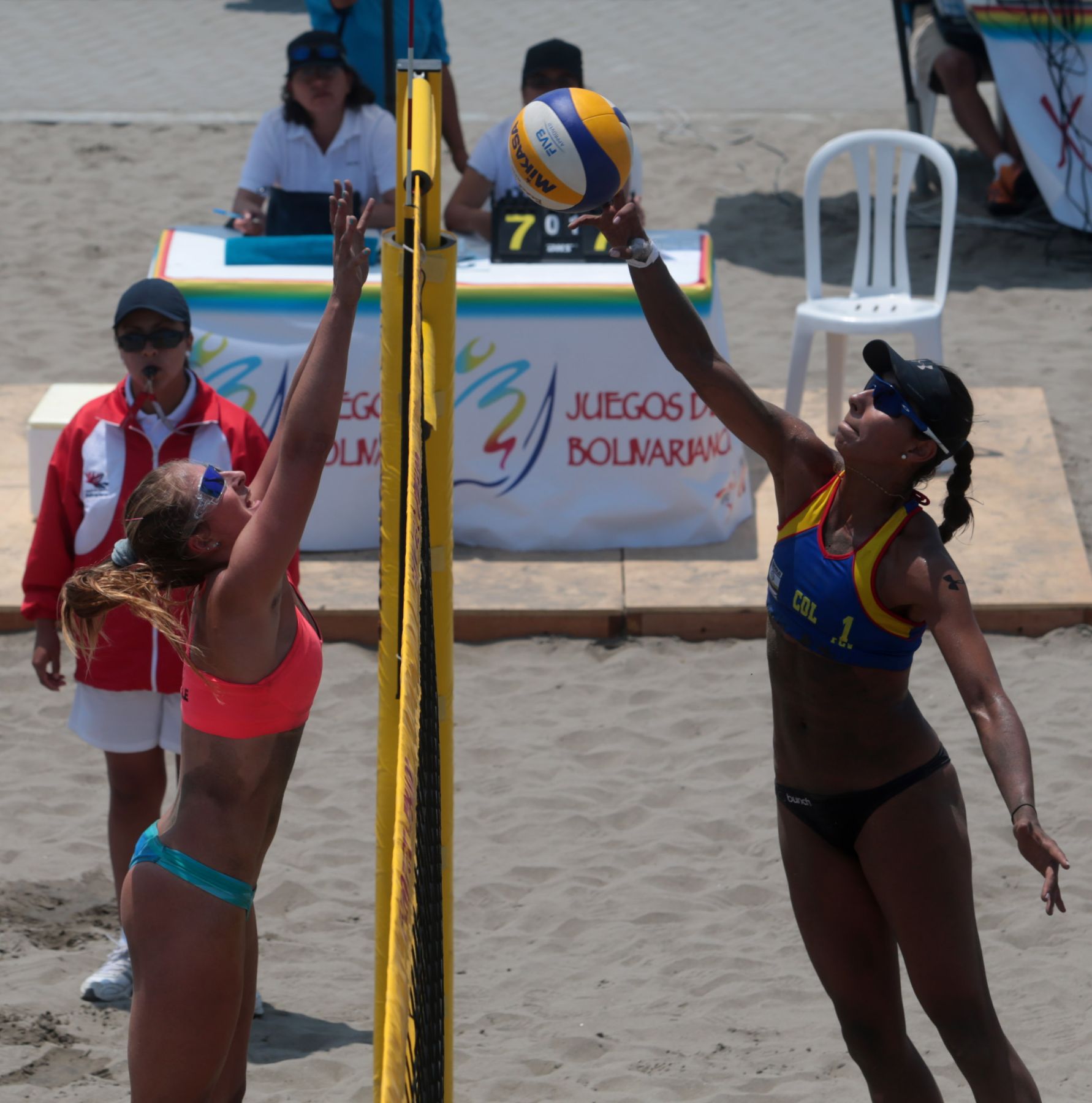 TRUJILLO,PERÚ-NOVIEMBRE 29.Selección colombiana de vóley playa  derroto a su similar de Chile por 2 a 0  en los XVII Juegos Deportivos Bolivarianos en Huanchaco. Foto: ANDINA/Jack Ramón