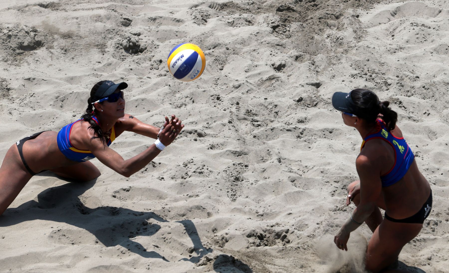 TRUJILLO,PERÚ-NOVIEMBRE 29.Selección colombiana de vóley playa  derroto a su similar de Chile por 2 a 0  en los XVII Juegos Deportivos Bolivarianos en Huanchaco. Foto: ANDINA/Jack Ramón