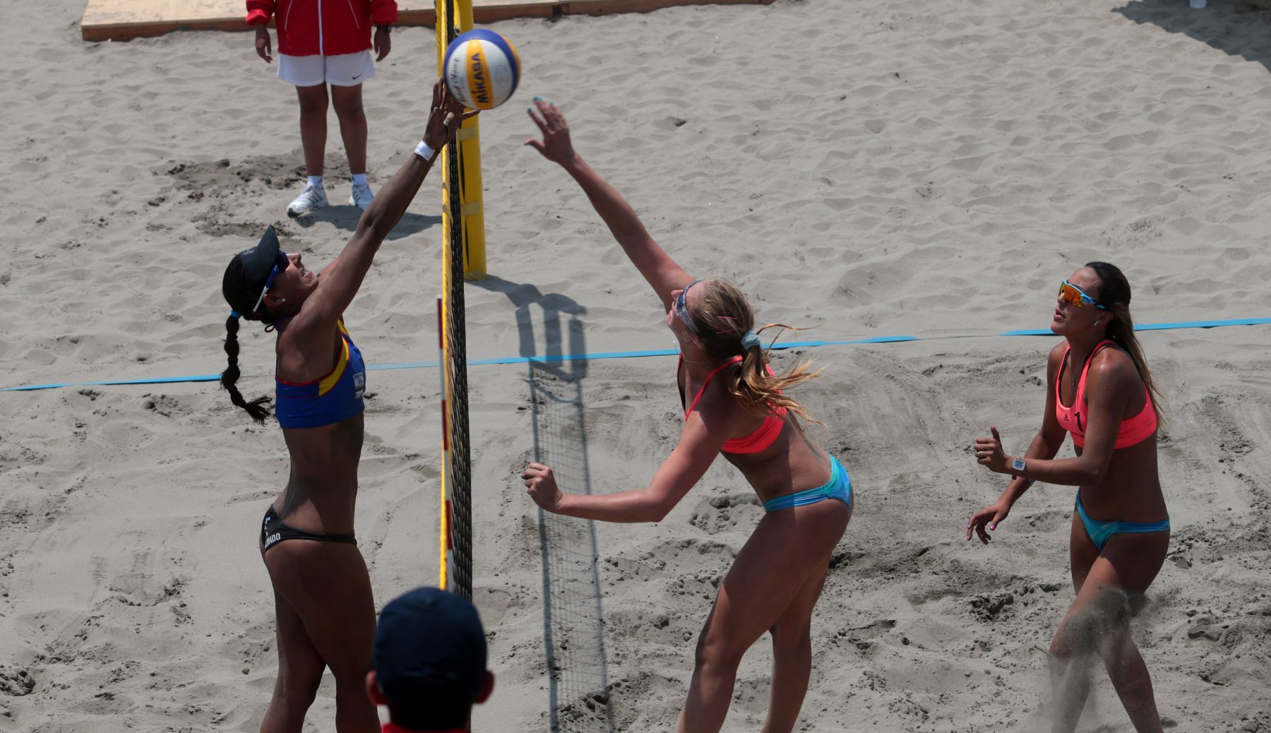 TRUJILLO,PERÚ-NOVIEMBRE 29.Selección colombiana de vóley playa  derroto a su similar de Chile por 2 a 0  en los XVII Juegos Deportivos Bolivarianos en Huanchaco. Foto: ANDINA/Jack Ramón