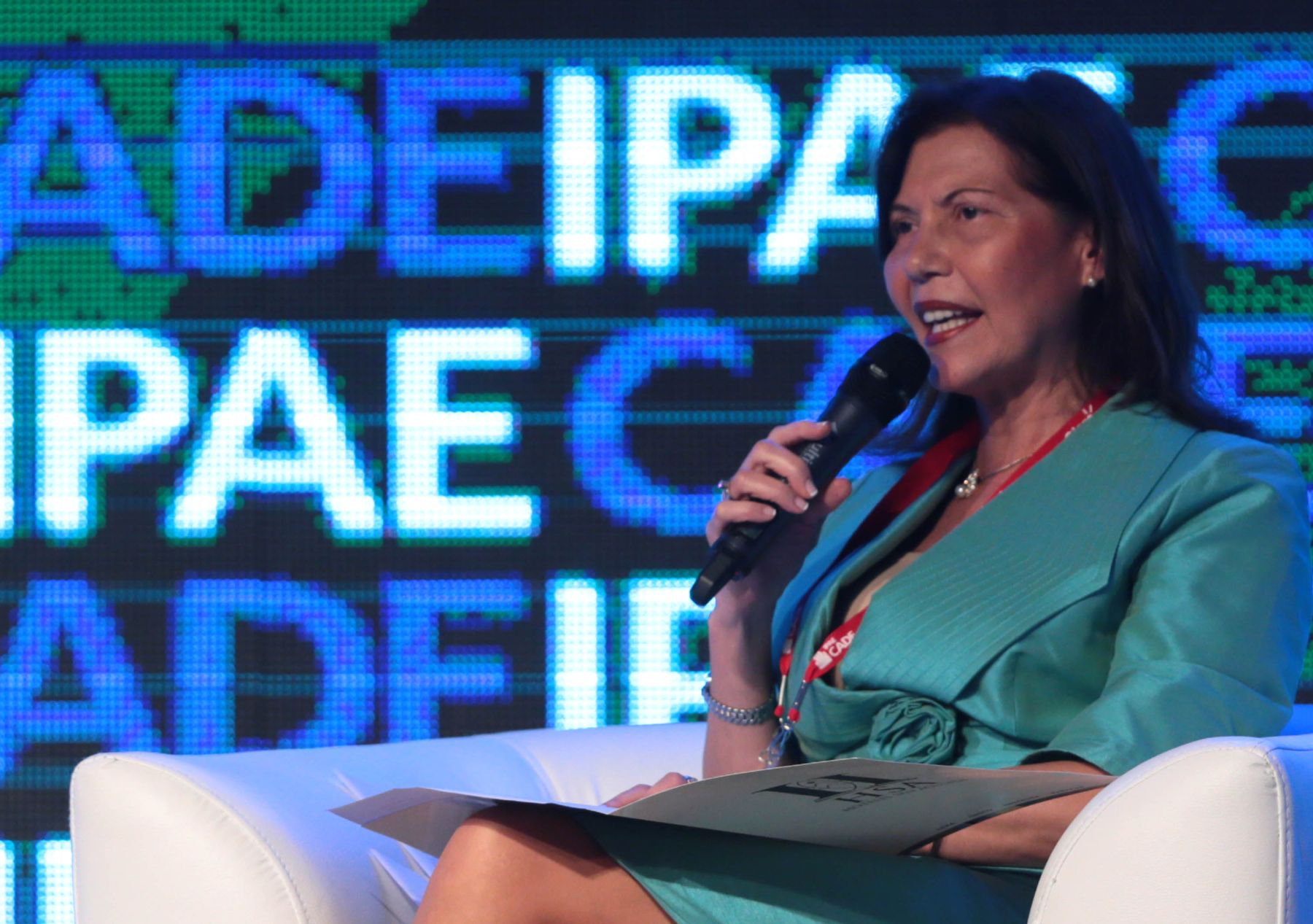 PARACAS,PERÚ,NOVIEMBRE 29.Virginia Baffigo, presidenta de ESSALUD, expone en el CADE 2013.Foto: ANDINA/Carlos Lezama