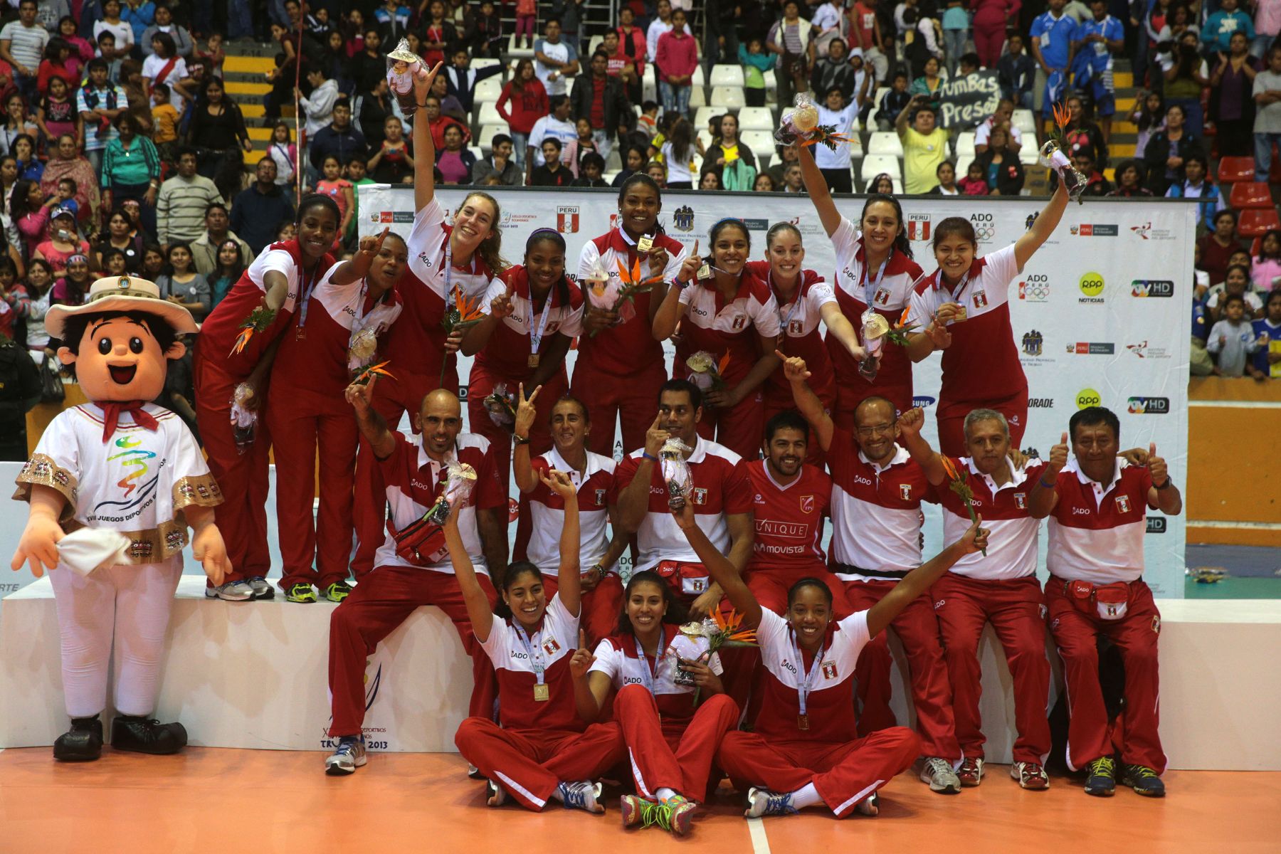 TRUJILLO,PERÚ-NOVIEMBRE 29.Selección peruana sub 23  de vóley ganó la medalla de oro al  derrotar a su similar de Venezuela por 3 a 0  en los XVII Juegos Deportivos Bolivarianos en Huanchaco. Foto: ANDINA/Jack Ramón