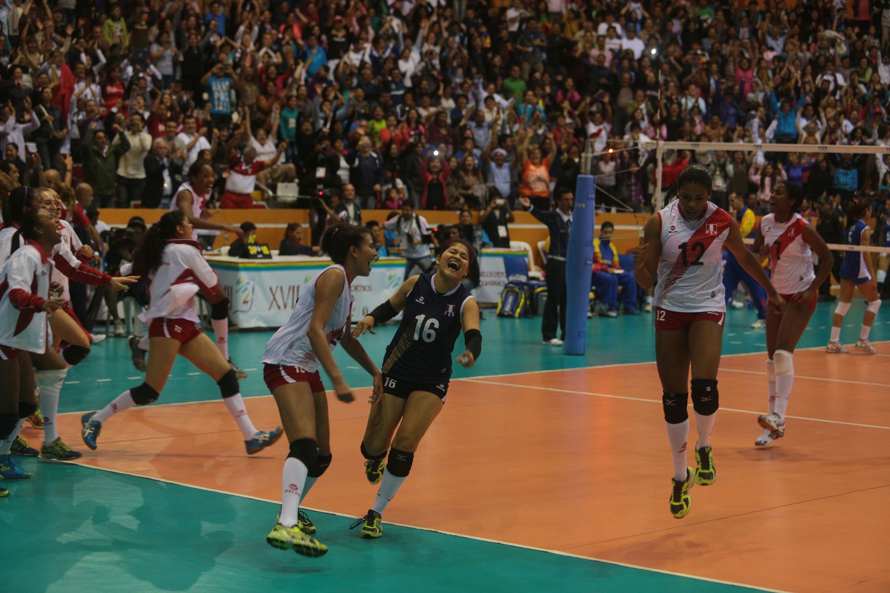 TRUJILLO,PERÚ-NOVIEMBRE 29.Selección peruana sub 23  de vóley ganó la medalla de oro al  derrotar a su similar de Venezuela por 3 a 0  en los XVII Juegos Deportivos Bolivarianos. Foto: ANDINA/Jack Ramón