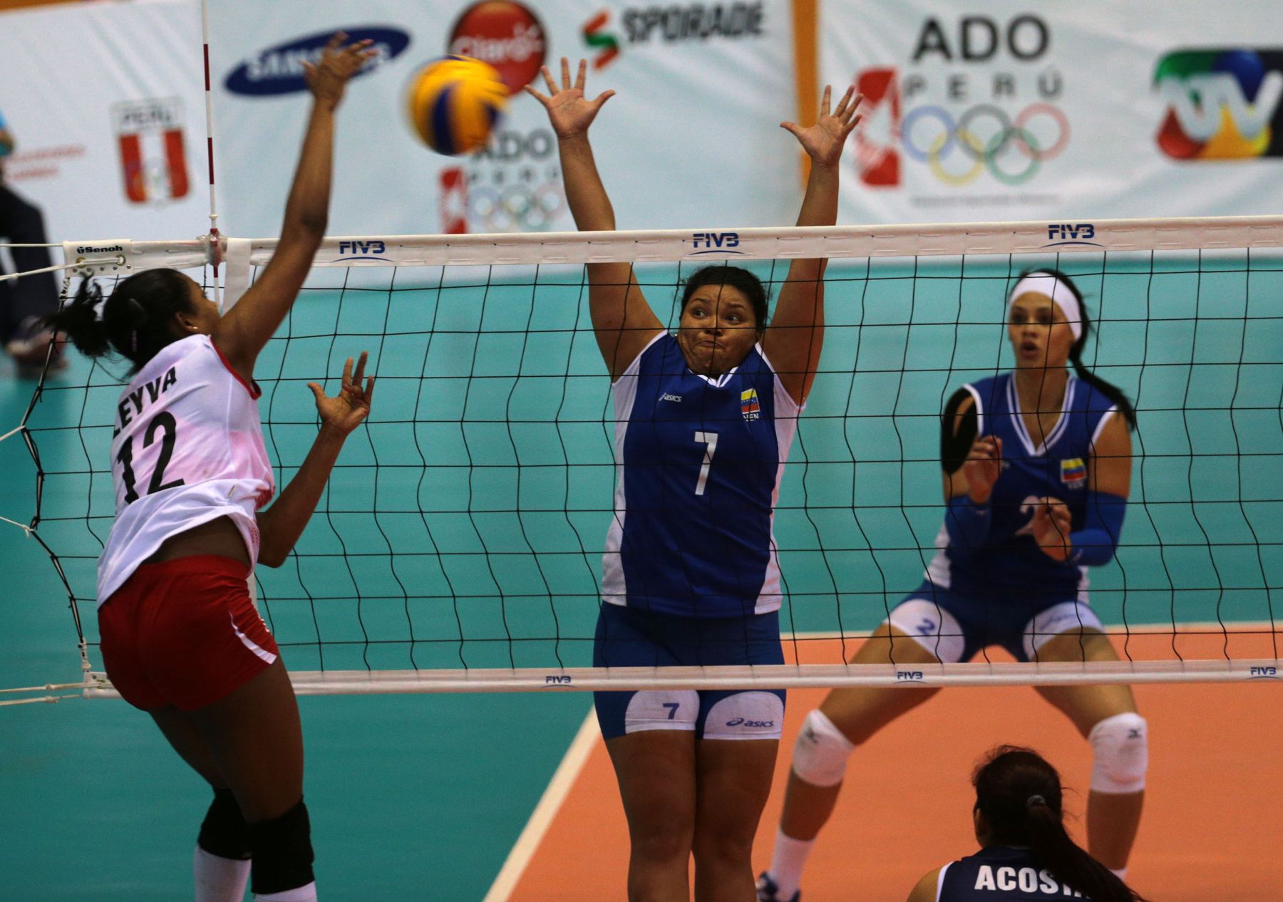 TRUJILLO,PERÚ-NOVIEMBRE 29.Selección peruana sub 23  de vóley ganó la medalla de oro al  derrotar a su similar de Venezuela por 3 a 0  en los XVII Juegos Deportivos Bolivarianos. Foto: ANDINA/Jack Ramón