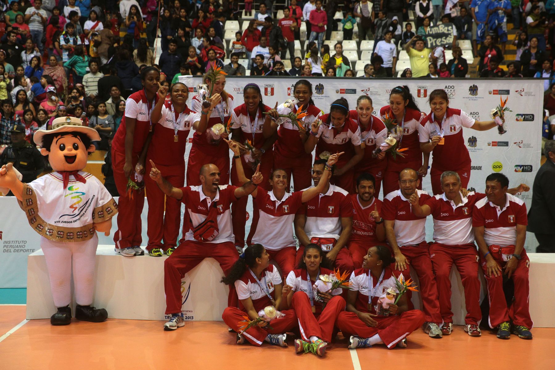 TRUJILLO,PERÚ-NOVIEMBRE 29.Selección peruana sub 23  de vóley ganó la medalla de oro al  derrotar a su similar de Venezuela por 3 a 0  en los XVII Juegos Deportivos Bolivarianos. Foto: ANDINA/Jack Ramón