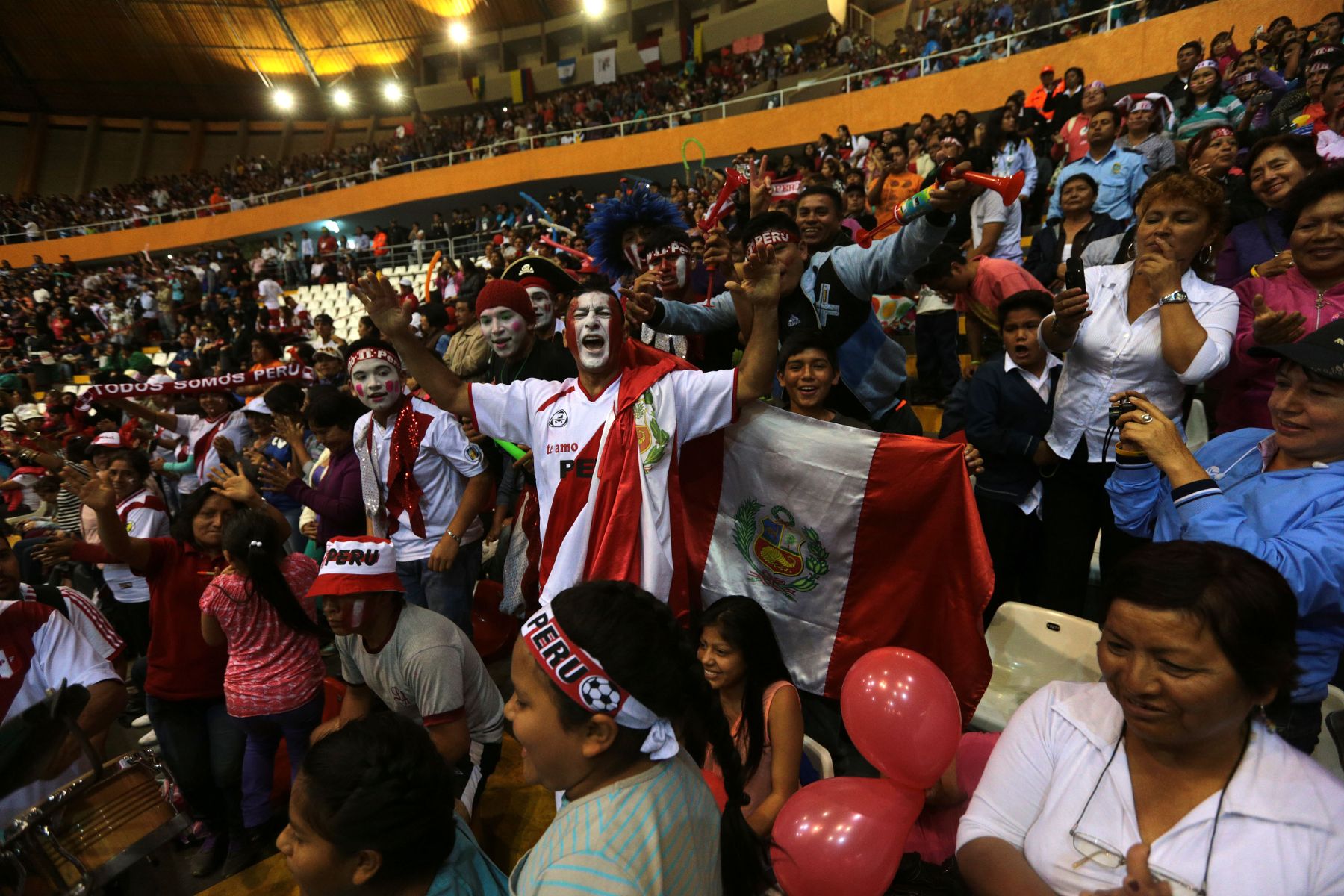 TRUJILLO,PERÚ-NOVIEMBRE 29.Selección peruana sub 23  de vóley ganó la medalla de oro al  derrotar a su similar de Venezuela por 3 a 0  en los XVII Juegos Deportivos Bolivarianos. Foto: ANDINA/Jack Ramón