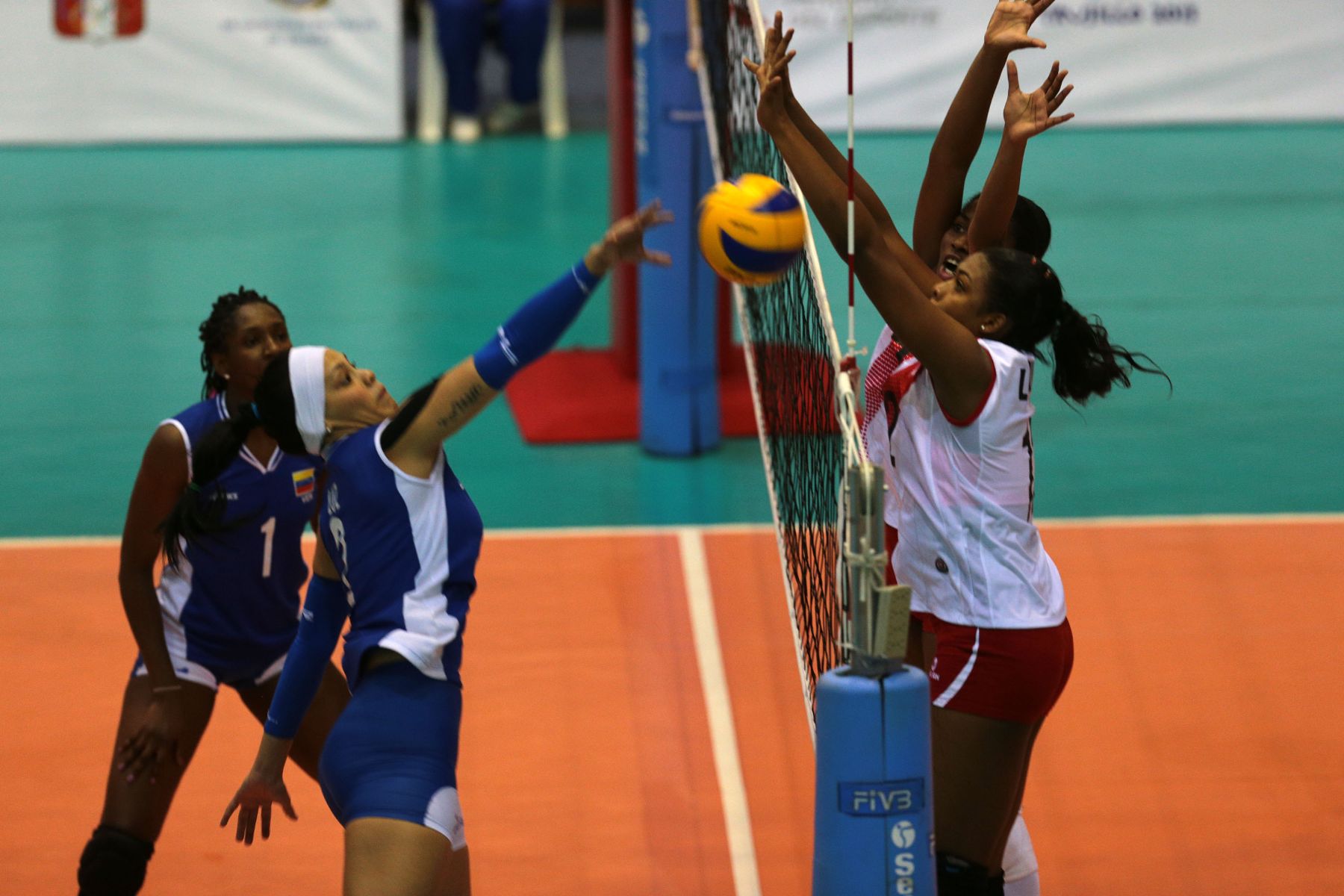 TRUJILLO,PERÚ-NOVIEMBRE 29.Selección peruana sub 23  de vóley ganó la medalla de oro al  derrotar a su similar de Venezuela por 3 a 0  en los XVII Juegos Deportivos Bolivarianos en Huanchaco. Foto: ANDINA/Jack Ramón