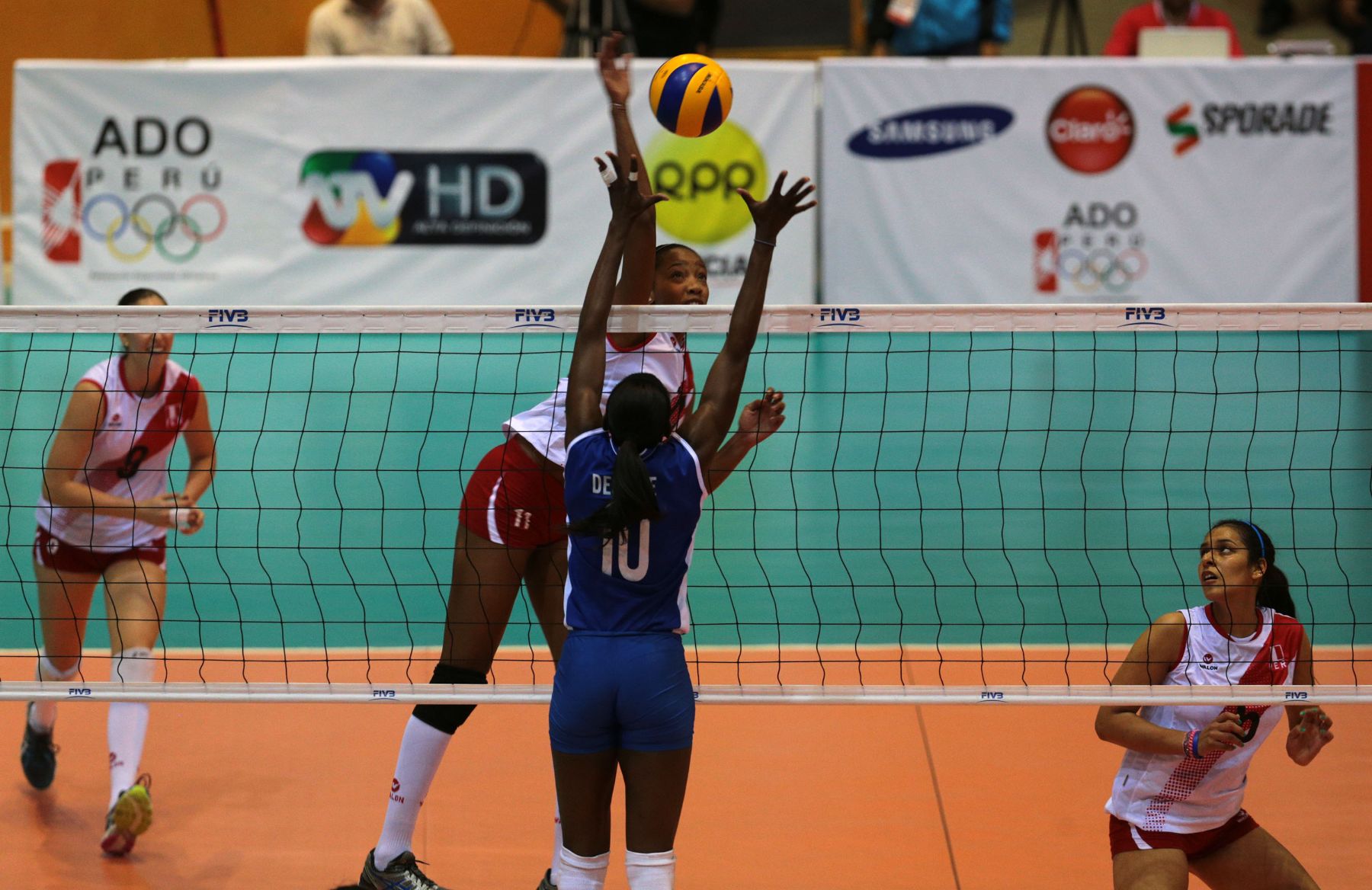 TRUJILLO,PERÚ-NOVIEMBRE 29.Selección peruana sub 23  de vóley ganó la medalla de oro al  derrotar a su similar de Venezuela por 3 a 0  en los XVII Juegos Deportivos Bolivarianos. Foto: ANDINA/Jack Ramón