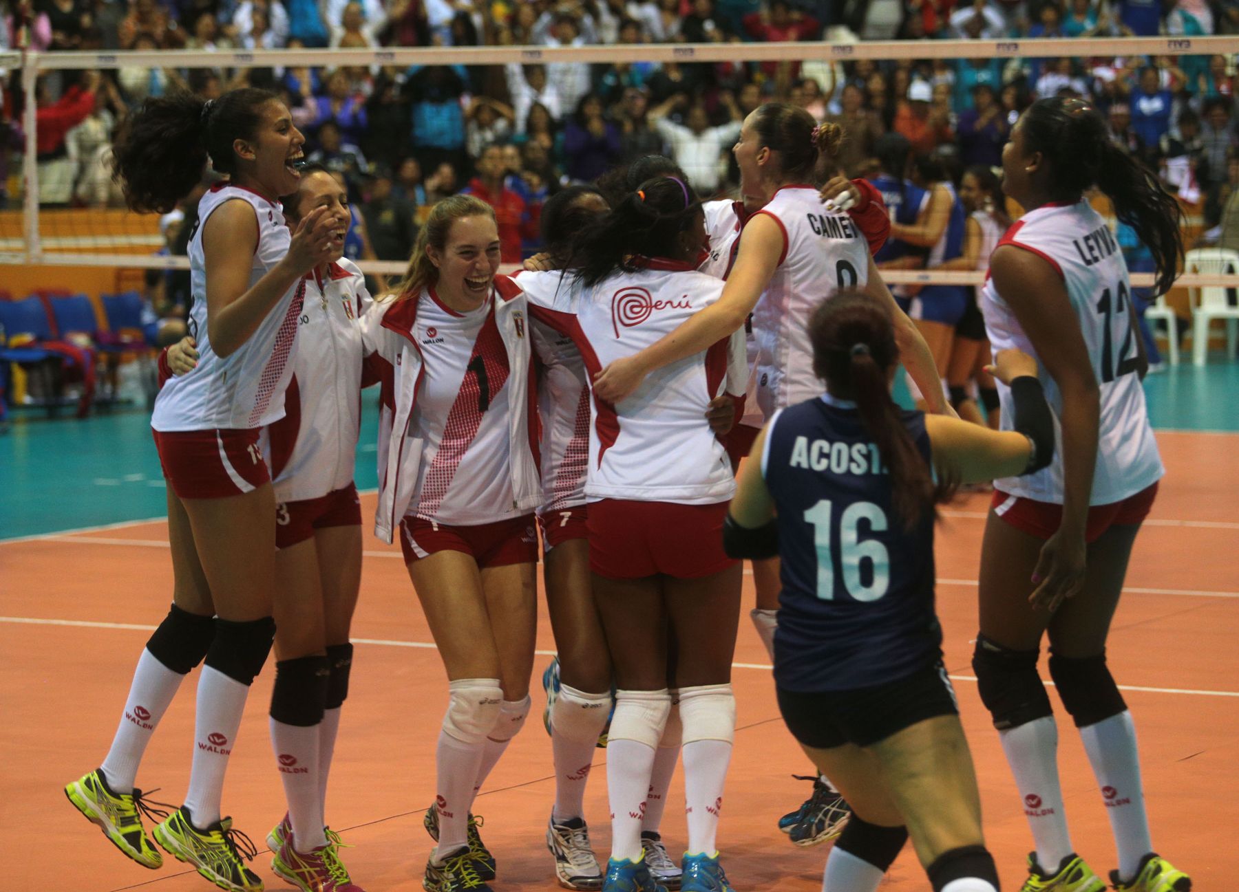 TRUJILLO,PERÚ-NOVIEMBRE 29.Selección peruana sub 23  de vóley ganó la medalla de oro al  derrotar a su similar de Venezuela por 3 a 0  en los XVII Juegos Deportivos Bolivarianos en Huanchaco. Foto: ANDINA/Jack Ramón
