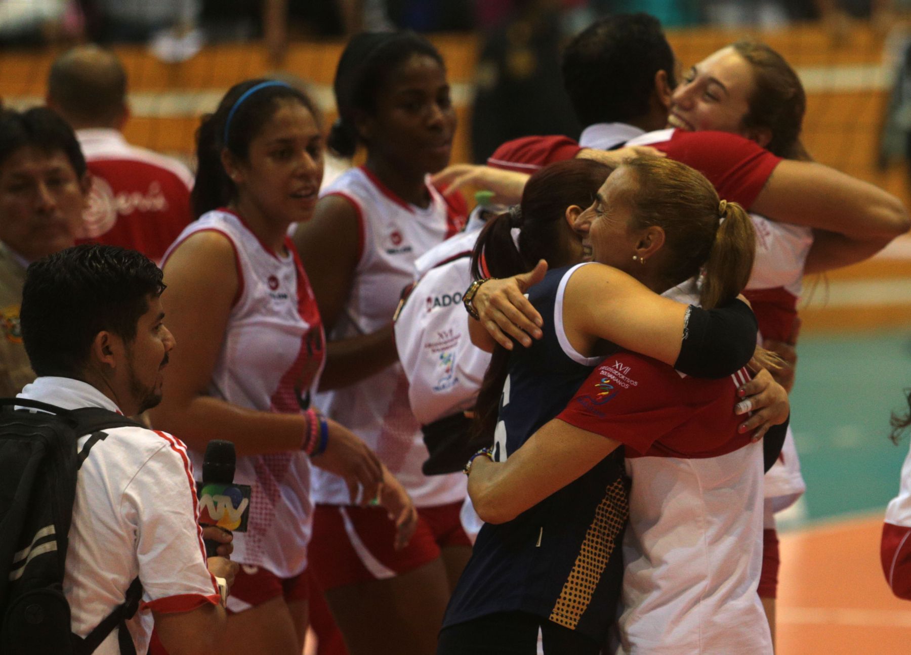 TRUJILLO,PERÚ-NOVIEMBRE 29.Selección peruana sub 23  de vóley ganó la medalla de oro al  derrotar a su similar de Venezuela por 3 a 0  en los XVII Juegos Deportivos Bolivarianos. Foto: ANDINA/Jack Ramón