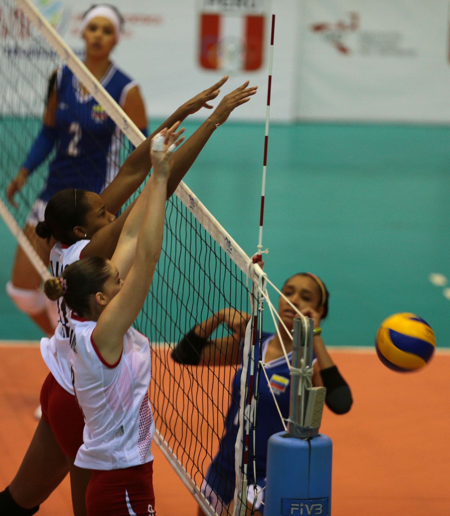 TRUJILLO,PERÚ-NOVIEMBRE 29.Selección peruana sub 23  de vóley ganó la medalla de oro al  derrotar a su similar de Venezuela por 3 a 0  en los XVII Juegos Deportivos Bolivarianos. Foto: ANDINA/Jack Ramón