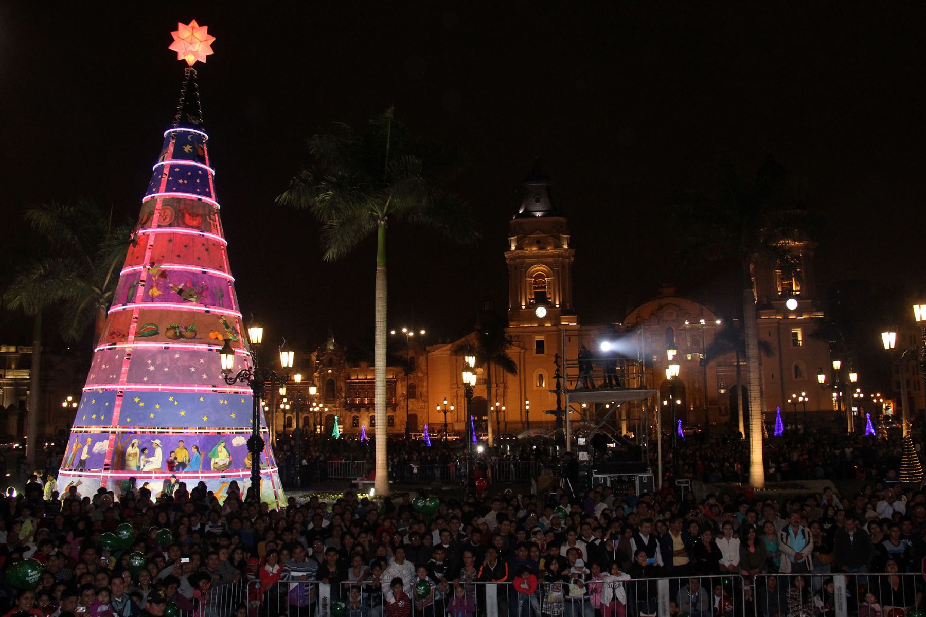 Arbol adorna Plaza de Armas de Lima. Foto: Difusión