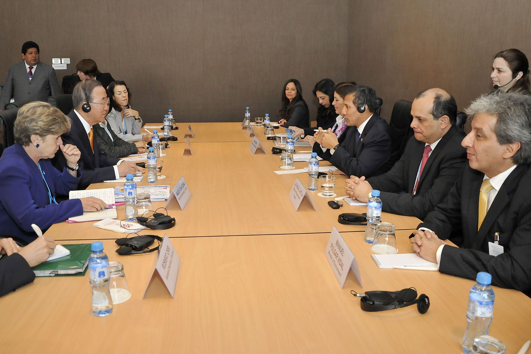 SAN ISIDRO. Reunión de trabajo sostuvieron el Presidente de la República, el Secretario General de la ONU y sus delegaciones en el marco de la XV Conferencia General de ONUDI en Lima. Foto: ANDINA/Prensa Presidencia