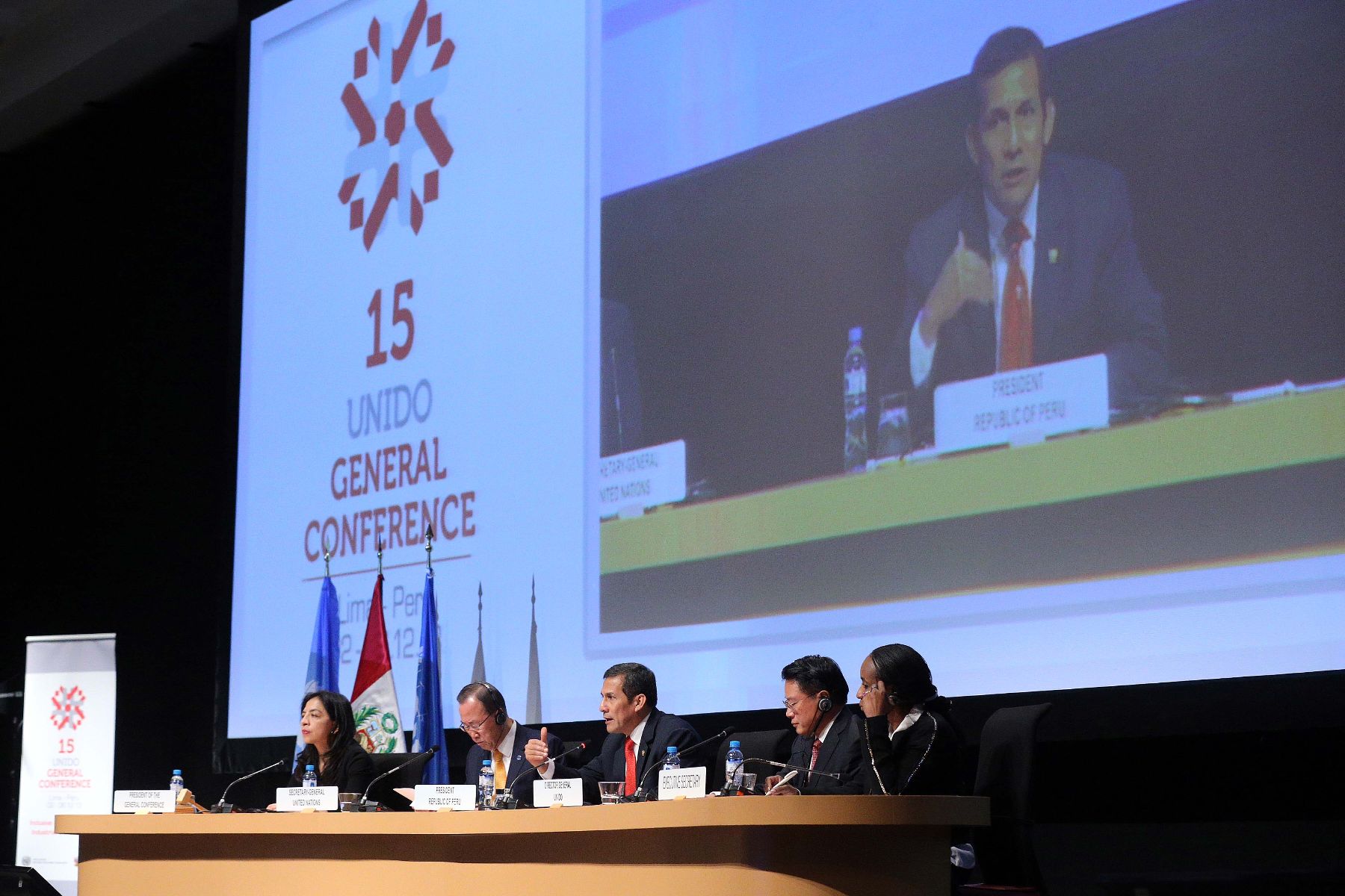 SAN ISIDRO,PERU DICIEMBRE 02. Presidente Ollanta Humala entrega  a Director Gral. ODUNI  LI YONG; la “Declaración de Lima: Hacia un Desarrollo Industrial Inclusivo y Sostenible” .
Foto; ANDINA/Prensa Presidencia