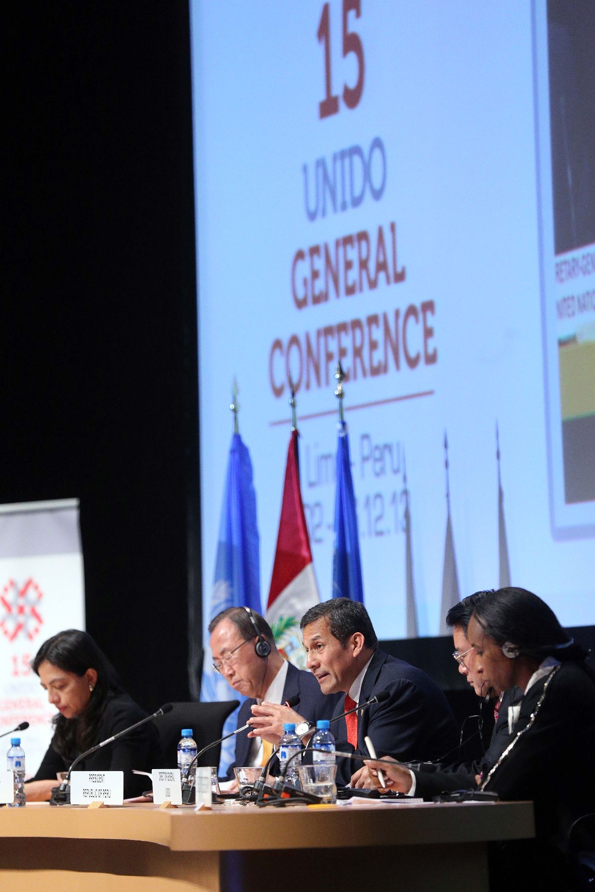 SAN ISIDRO,PERU DICIEMBRE 02. Presidente Ollanta Humala entrega  a Director Gral. ODUNI  LI YONG; la “Declaración de Lima: Hacia un Desarrollo Industrial Inclusivo y Sostenible” .
Foto; ANDINA/Prensa Presidencia