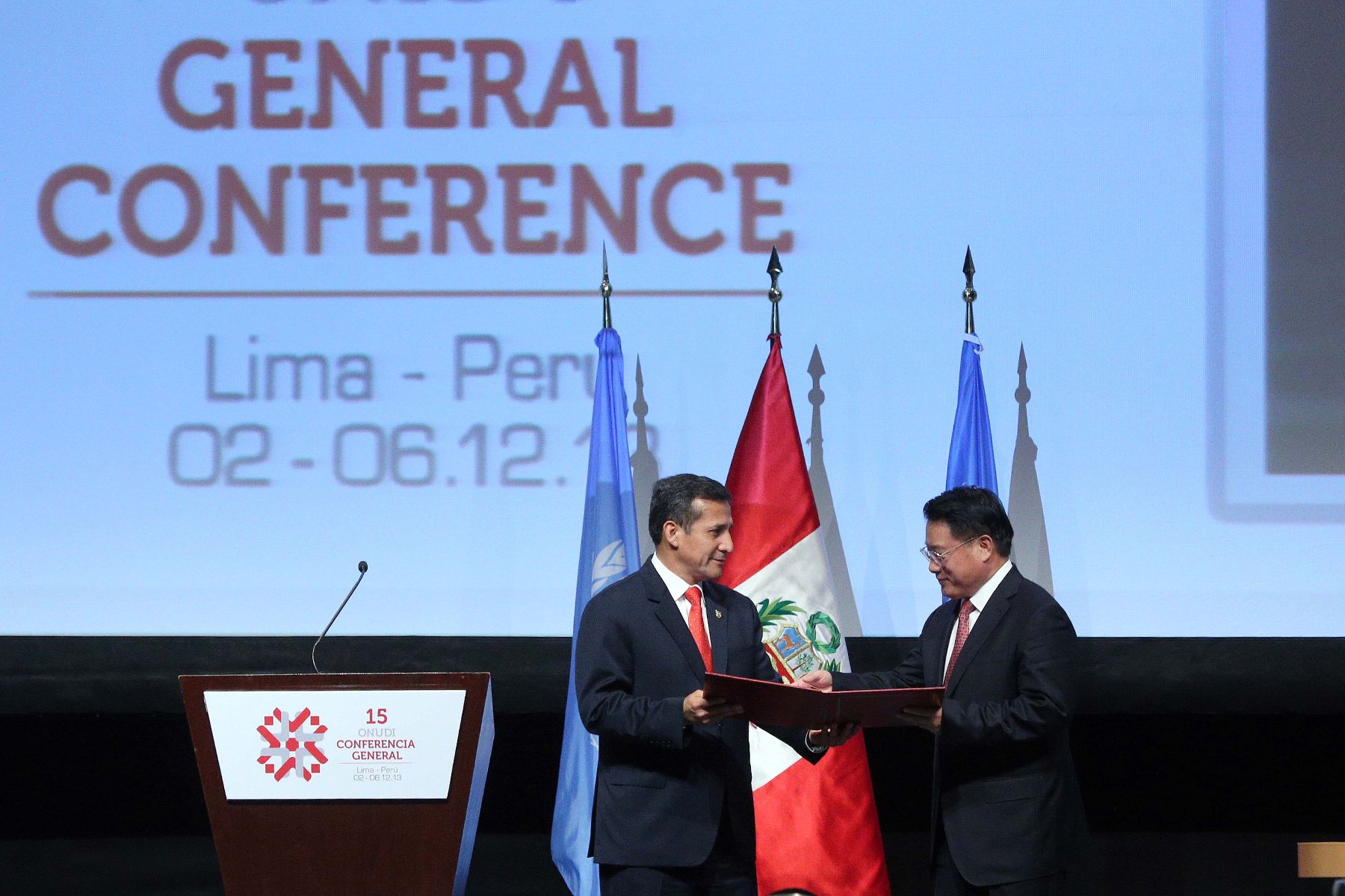 SAN ISIDRO,PERU DICIEMBRE 02. Presidente Ollanta Humala entrega  a Director Gral. ODUNI  LI YONG; la “Declaración de Lima: Hacia un Desarrollo Industrial Inclusivo y Sostenible” .
Foto; ANDINA/Prensa Presidencia